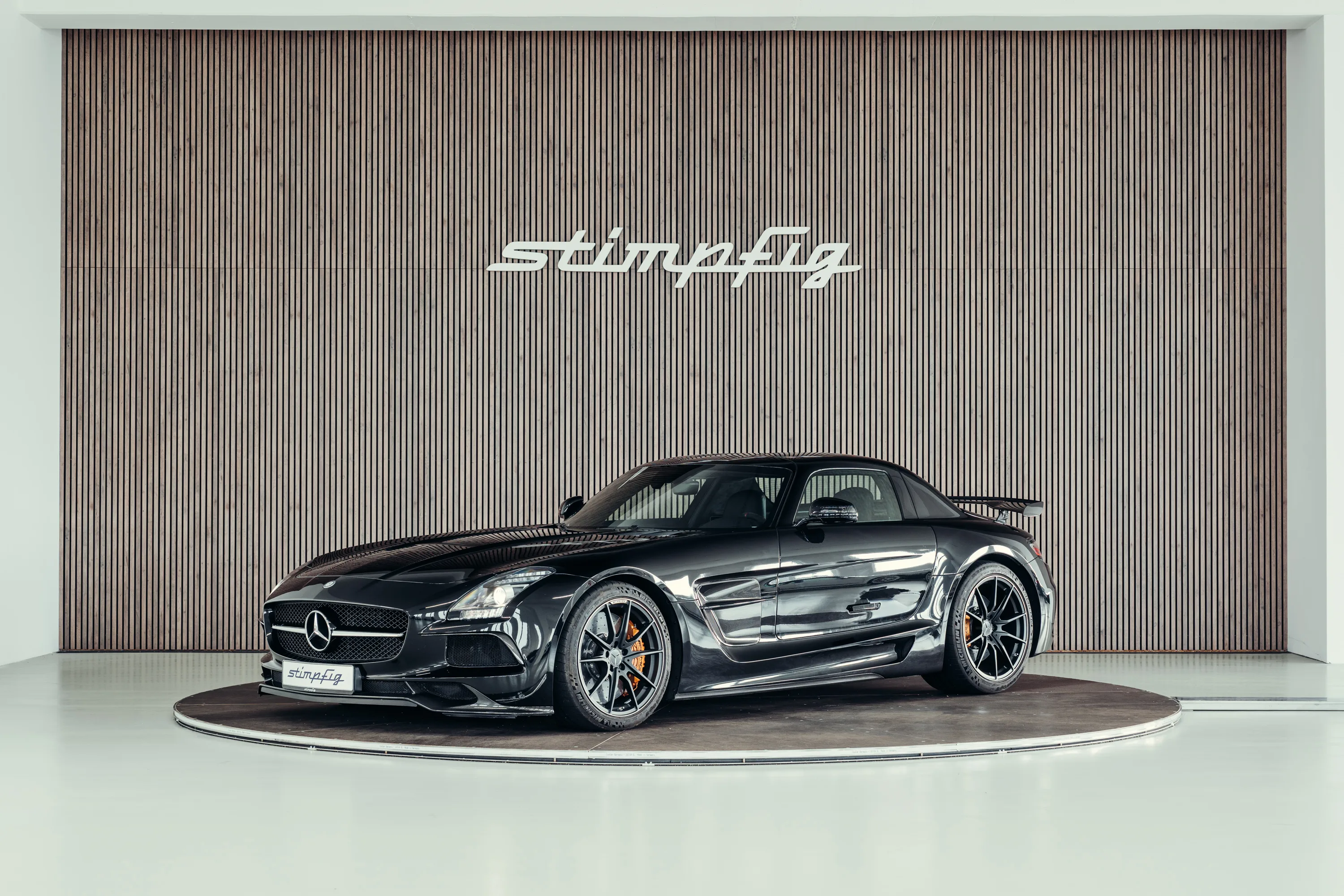 2014 Mercedes-AMG SLS AMG Black Series en un concesionario especializado de Stuttgart, Alemania, foto principal