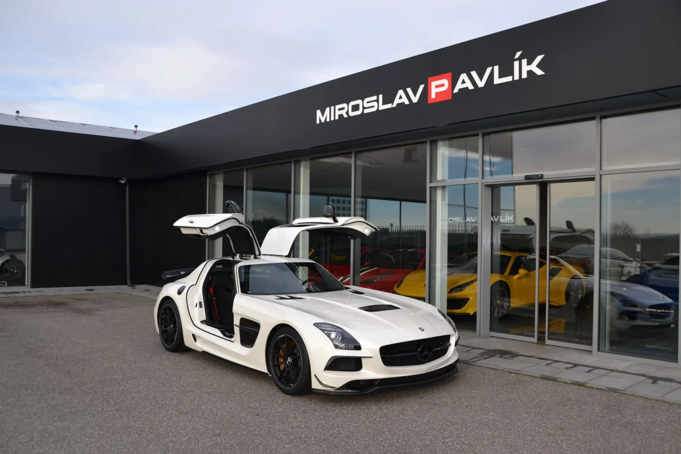 2014 Mercedes-AMG SLS Black Series proposée par un concessionnaire spécialisé à Písek, Tchéquie, photo principale