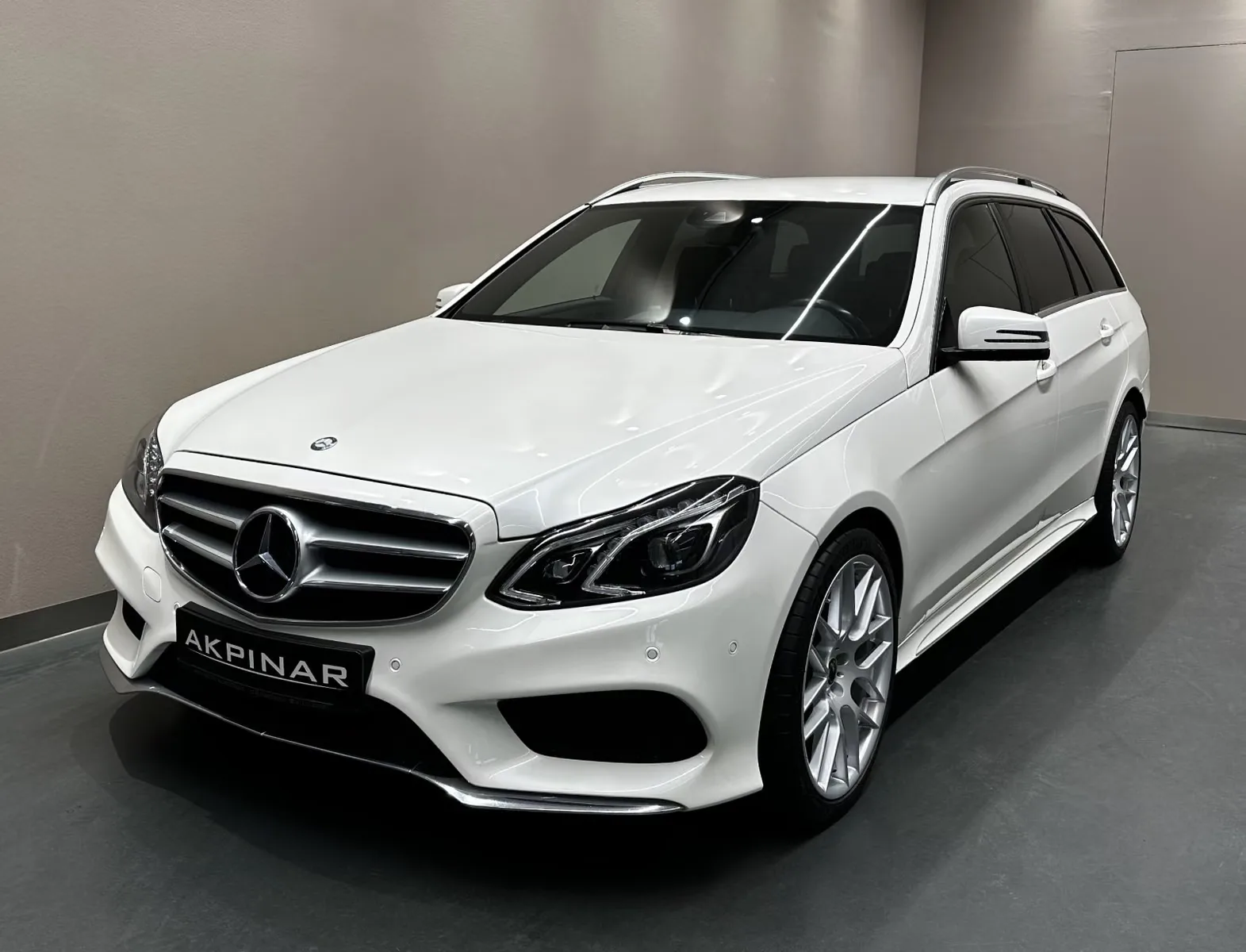 2014 Mercedes-Benz E 400 4MATIC, Estate proposée par un concessionnaire spécialisé à Holzgerlingen, Allemagne, photo principale