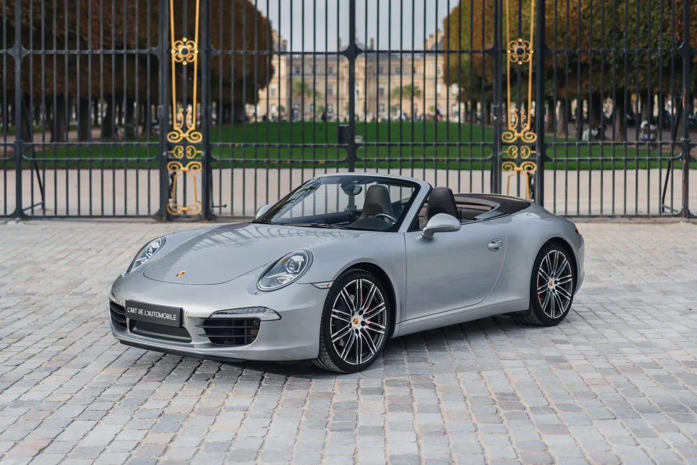 2014 Porsche 911 Carrera S Cabriolet 991 proposée par un concessionnaire spécialisé à Paris, France, photo principale