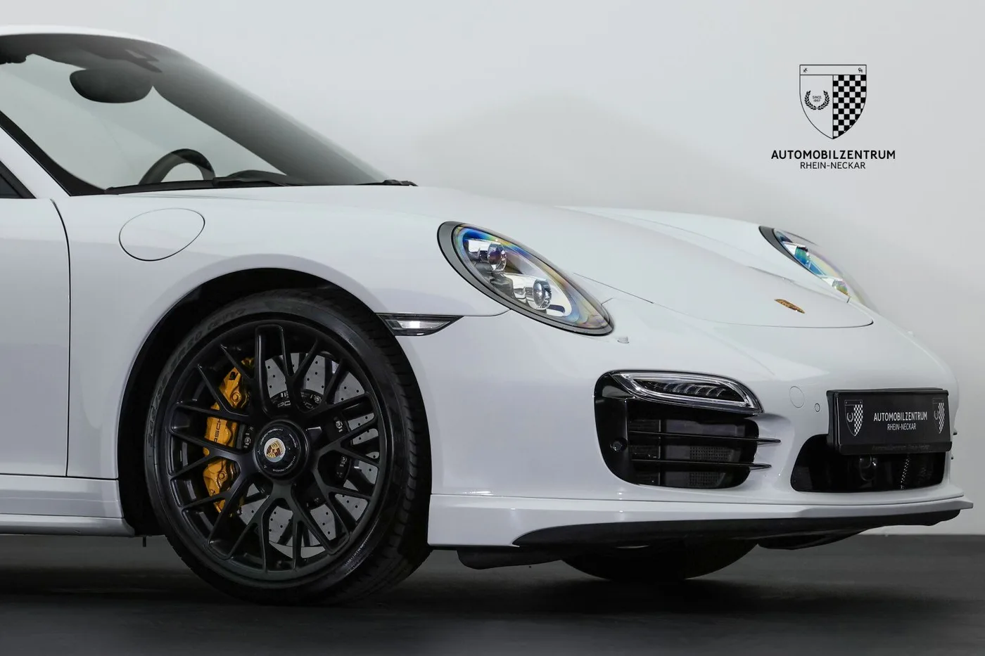 2014 Porsche 911 Turbo S Cabriolet offered by a supercar dealer in Viernheim, Germany, photo 9 of 25