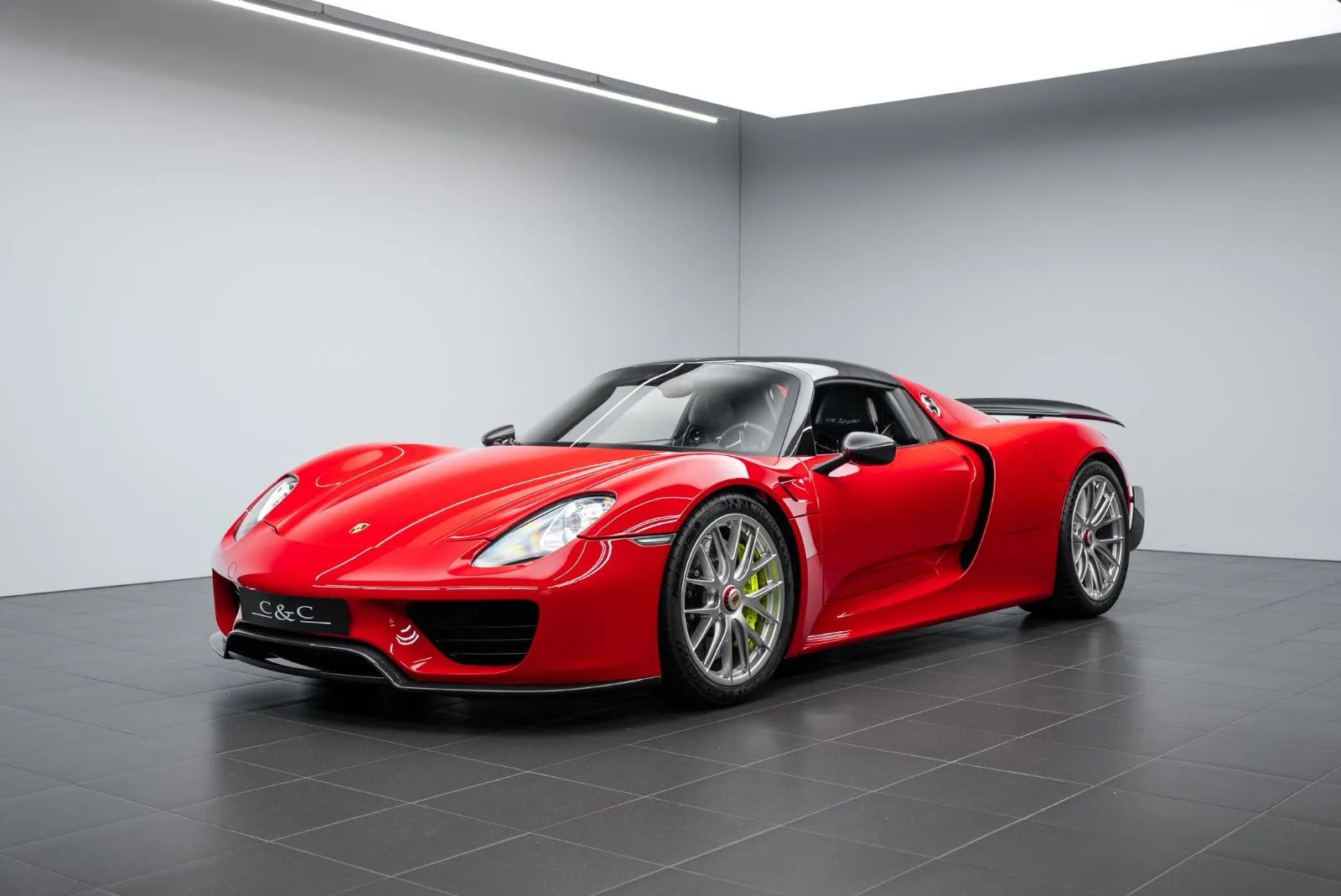 2014 Porsche 918 Spyder Weissach offered by a specialist dealer in Putzbrunn, Germany, main photo