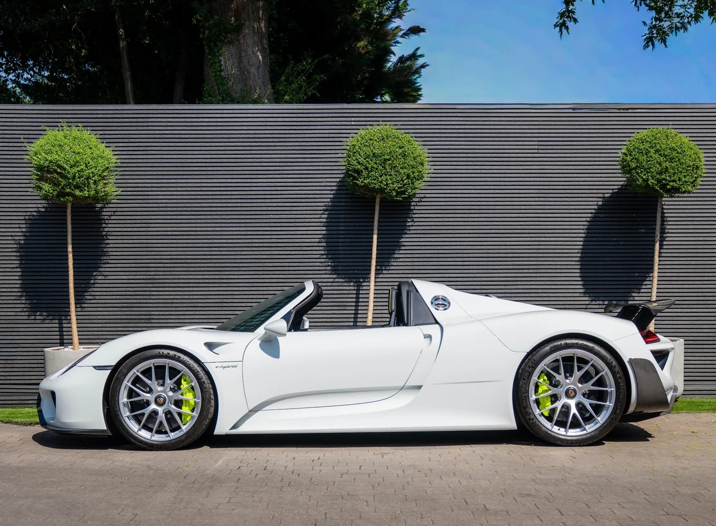 2014 Porsche 918 Spyder proposée par un concessionnaire spécialisé à Banstead, Royaume-Uni, photo 2 sur 15
