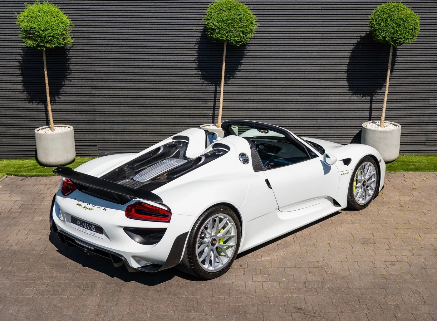 2014 Porsche 918 Spyder proposée par un concessionnaire spécialisé à Banstead, Royaume-Uni, photo 3 sur 15