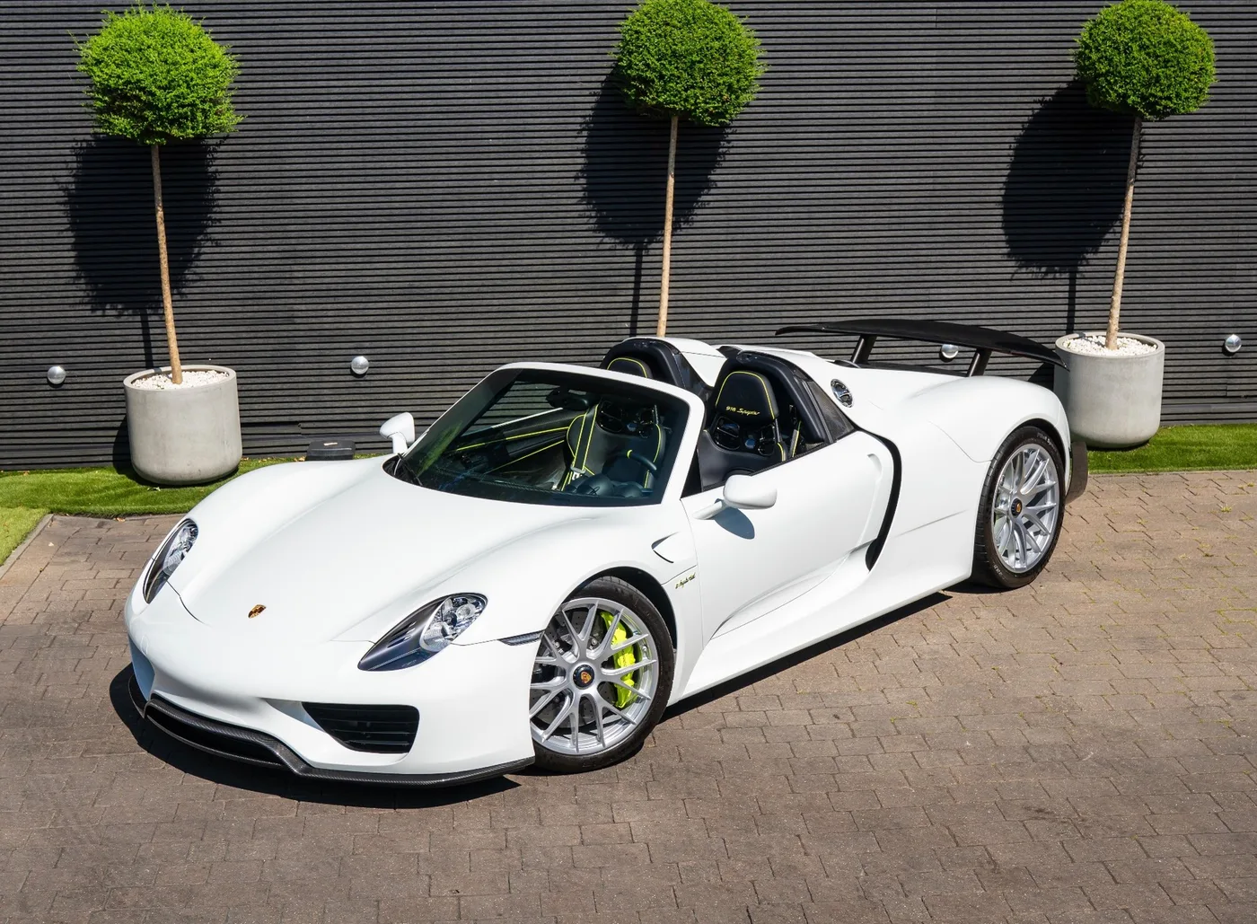 2014 Porsche 918 Spyder proposée par un concessionnaire spécialisé à Banstead, Royaume-Uni, photo 4 sur 15
