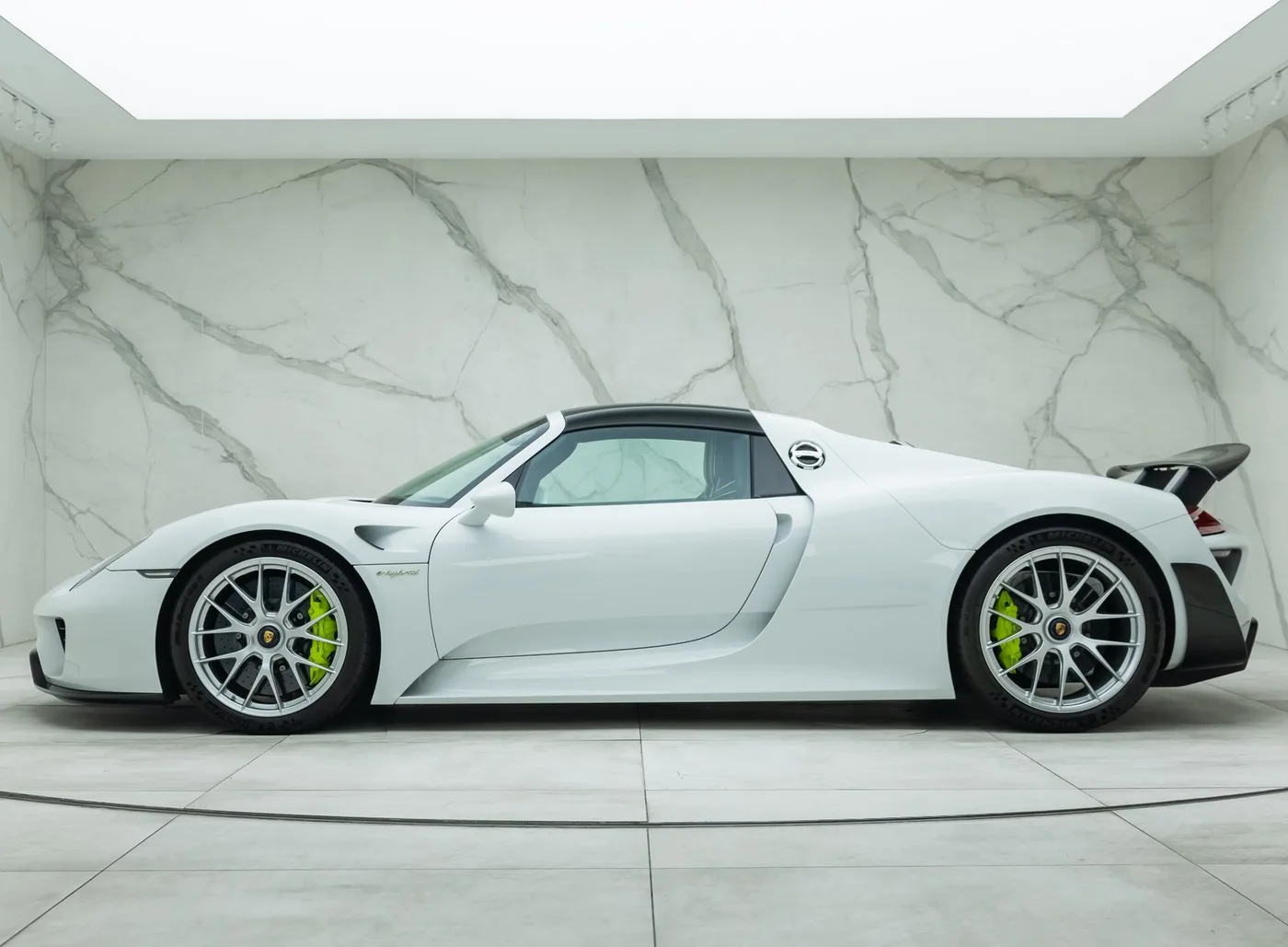 2014 Porsche 918 Spyder proposée par un concessionnaire spécialisé à Banstead, Royaume-Uni, photo 7 sur 15