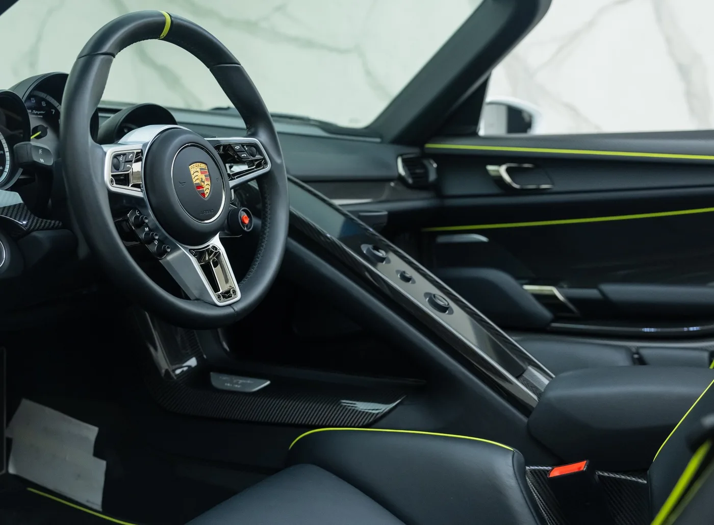 2014 Porsche 918 Spyder proposée par un concessionnaire spécialisé à Banstead, Royaume-Uni, photo 15 sur 15