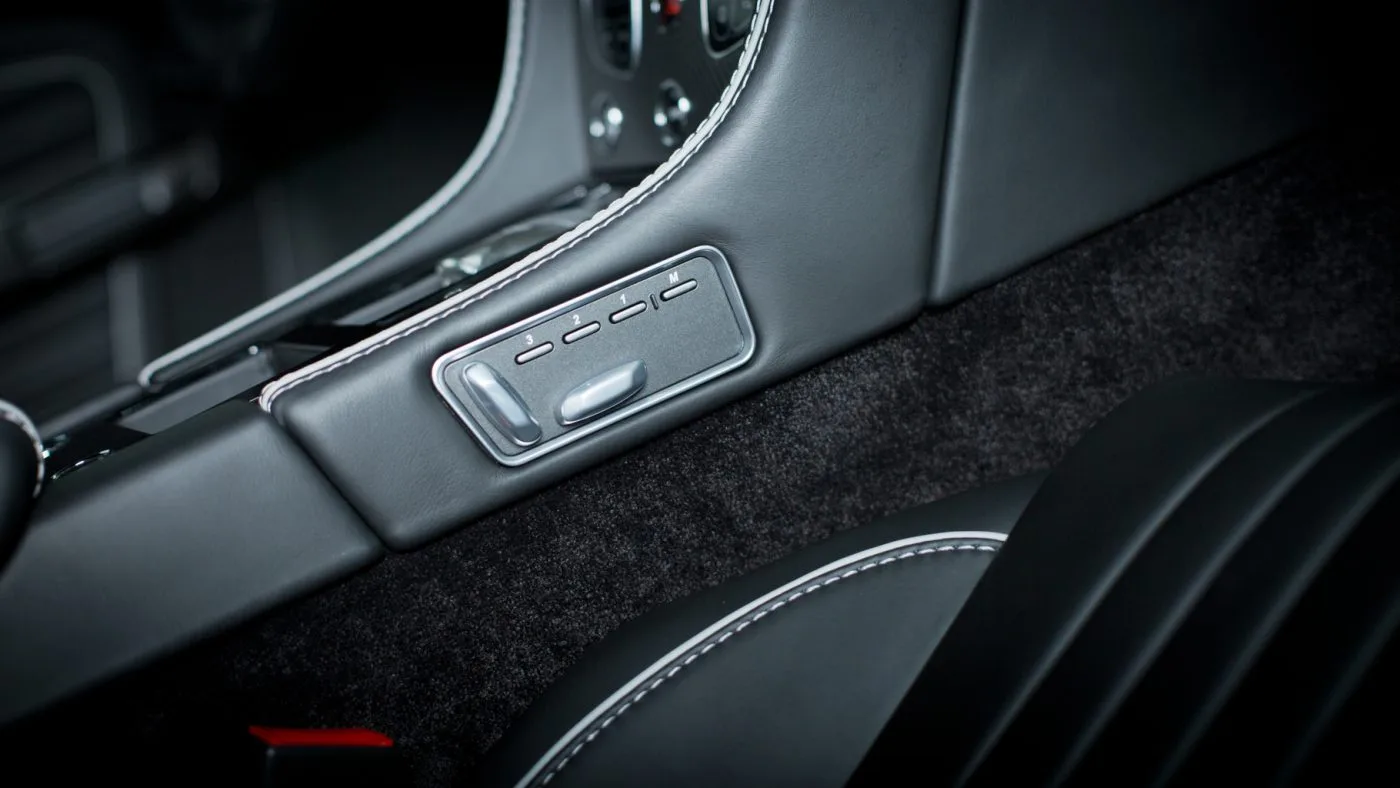 2015 Aston Martin DB9 GT proposée par un concessionnaire spécialisé à Cologne, Allemagne, photo 10 sur 20