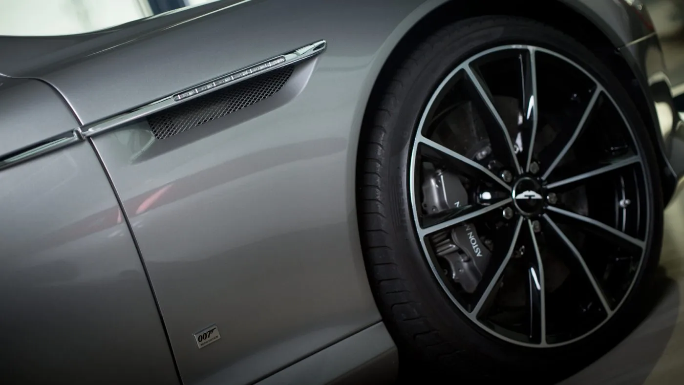 2015 Aston Martin DB9 GT proposée par un concessionnaire spécialisé à Cologne, Allemagne, photo 13 sur 20