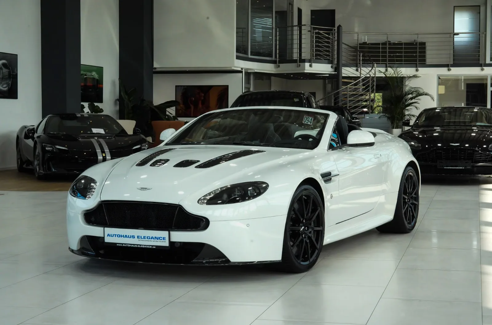 2015 Aston Martin V12 Vantage S Roadster angeboten von einem Fachhändler in Köln, Deutschland, Hauptfoto