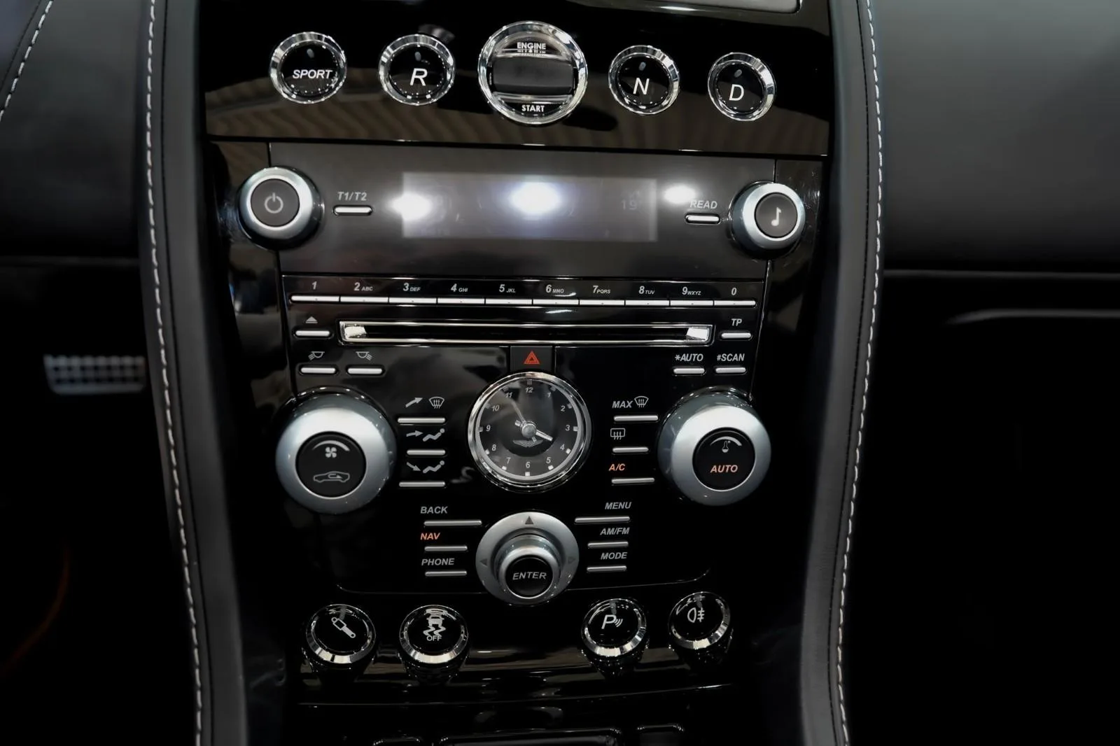 2015 Aston Martin V12 Vantage S Roadster, 25/30