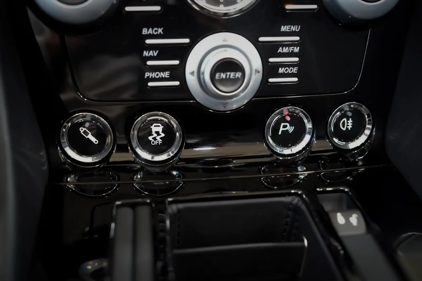 2015 Aston Martin V12 Vantage S Roadster, 27/30