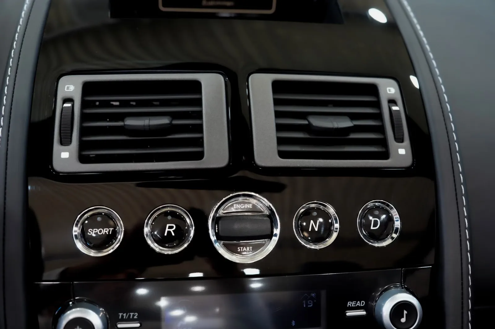 2015 Aston Martin V12 Vantage S Roadster, 28/30