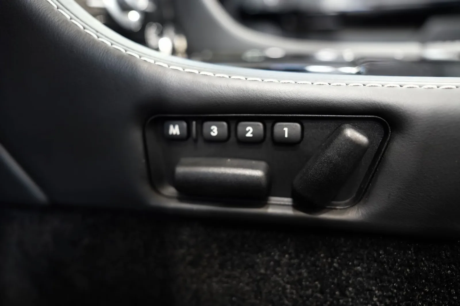2015 Aston Martin V12 Vantage S Roadster, 29/30
