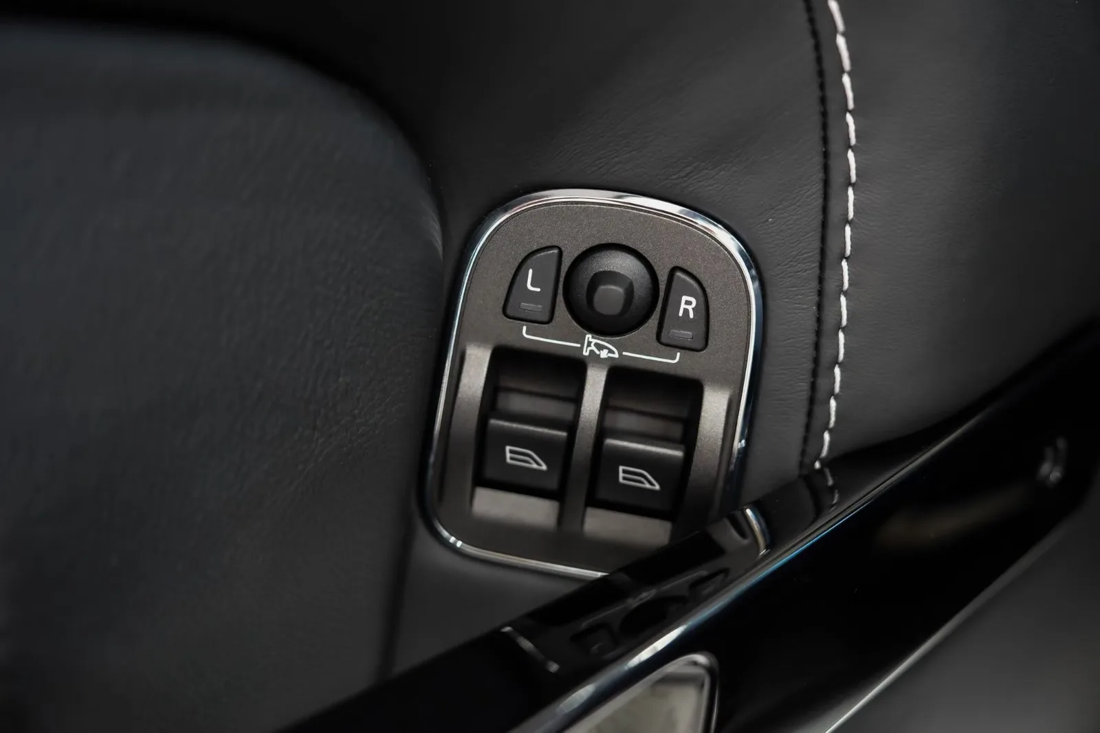 2015 Aston Martin V12 Vantage S Roadster, 30/30