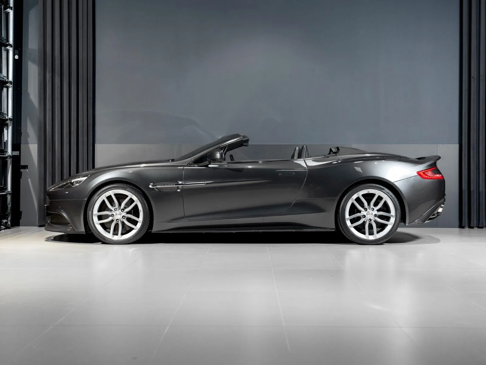 2015 Aston Martin Vanquish Volante, 3/26