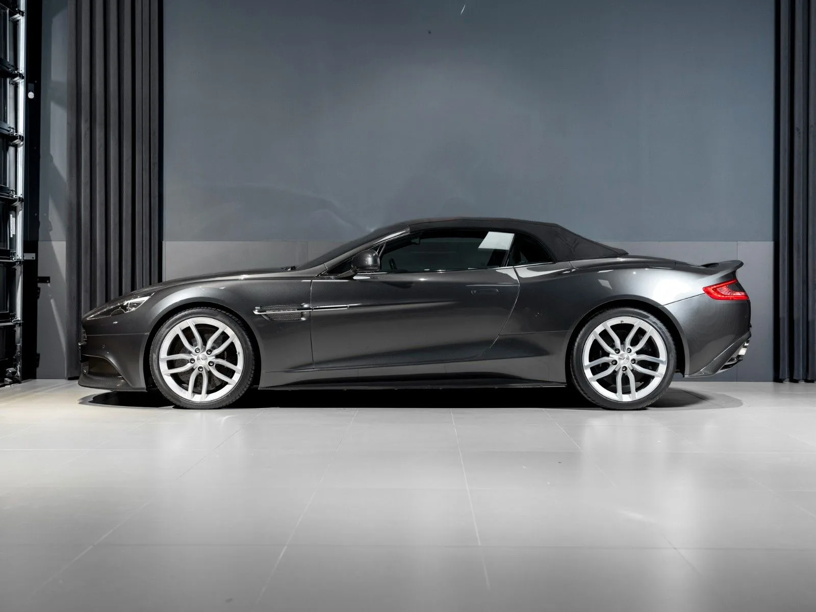 2015 Aston Martin Vanquish Volante, 4/26