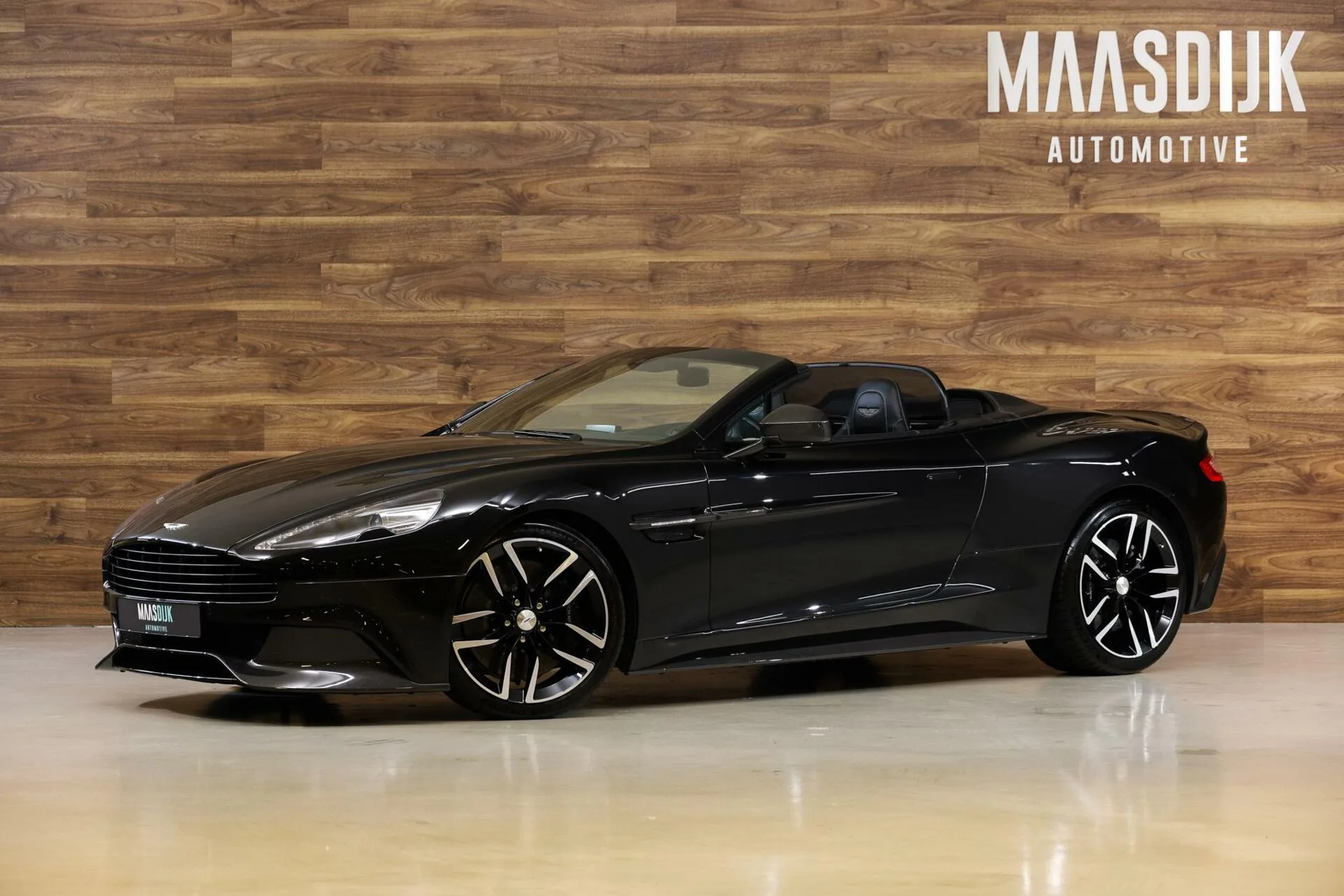 2015 Aston Martin Vanquish Volante Carbon Black angeboten von einem Fachhändler in Werkendam, Niederlande, Hauptfoto