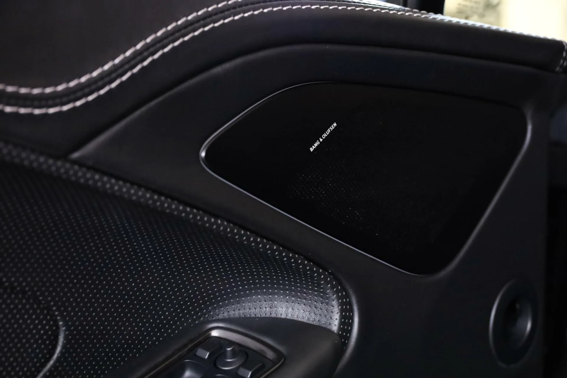 2015 Aston Martin Vanquish Volante Carbon Black, 23/30