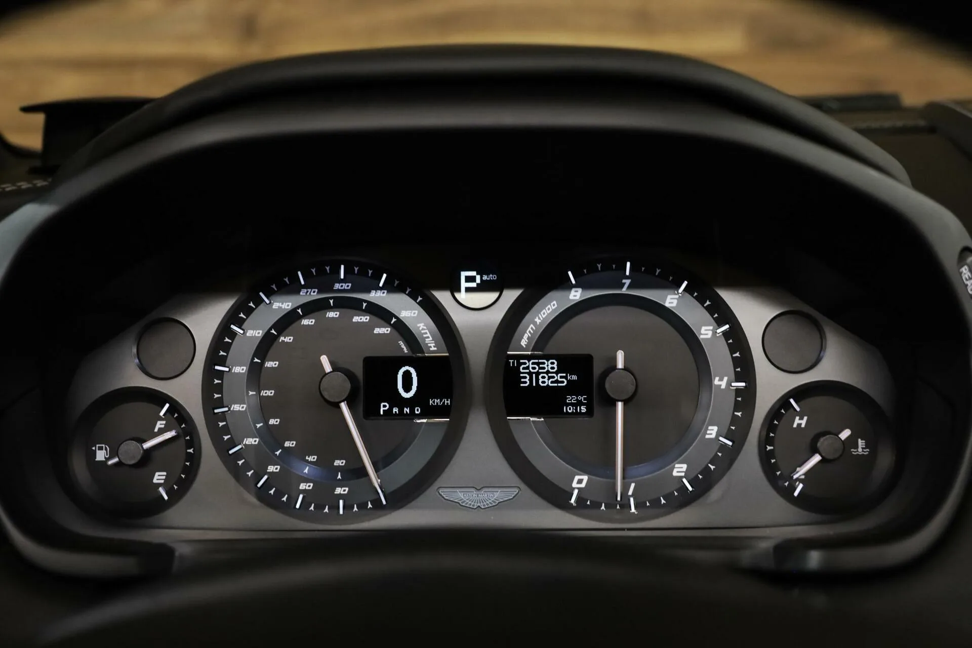 2015 Aston Martin Vanquish Volante Carbon Black, 29/30