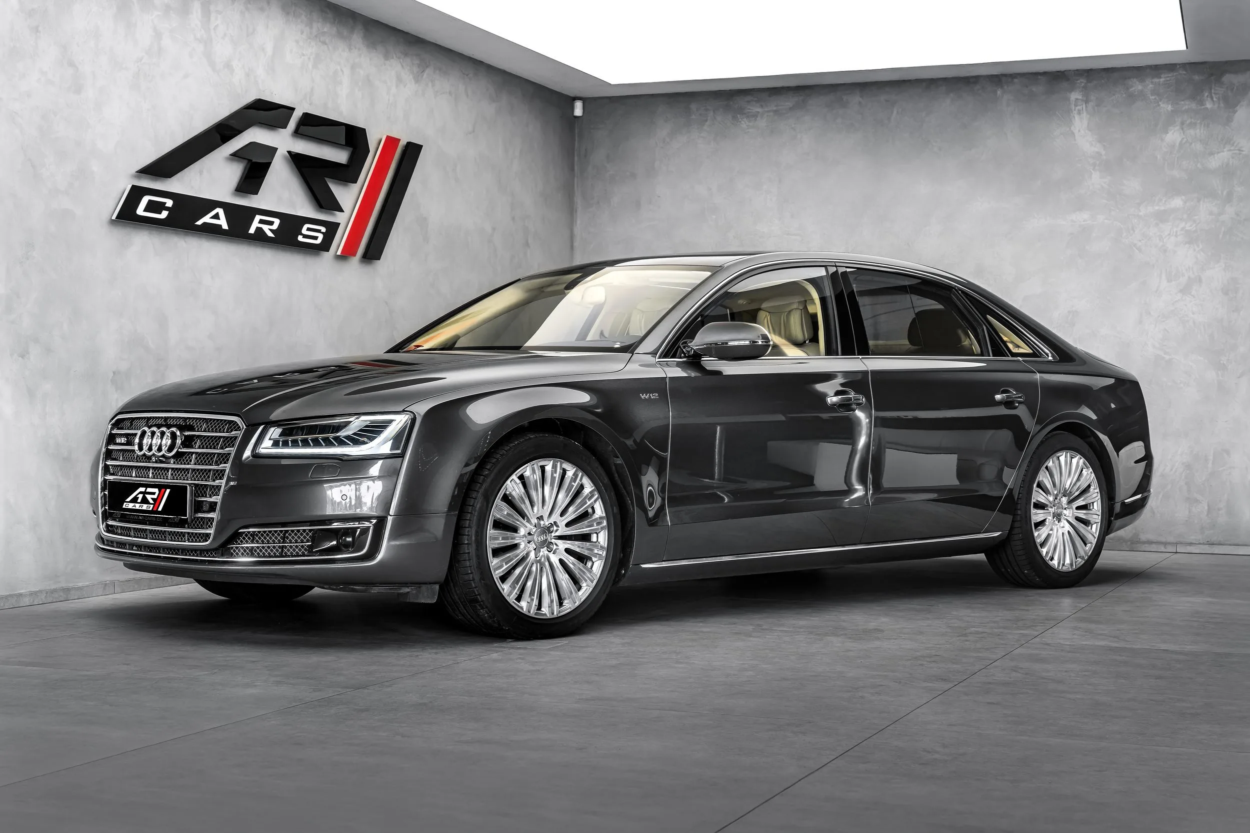2015 Audi A8 angeboten von einem Spezialhändler in Ostrava, Tschechien, Hauptfoto