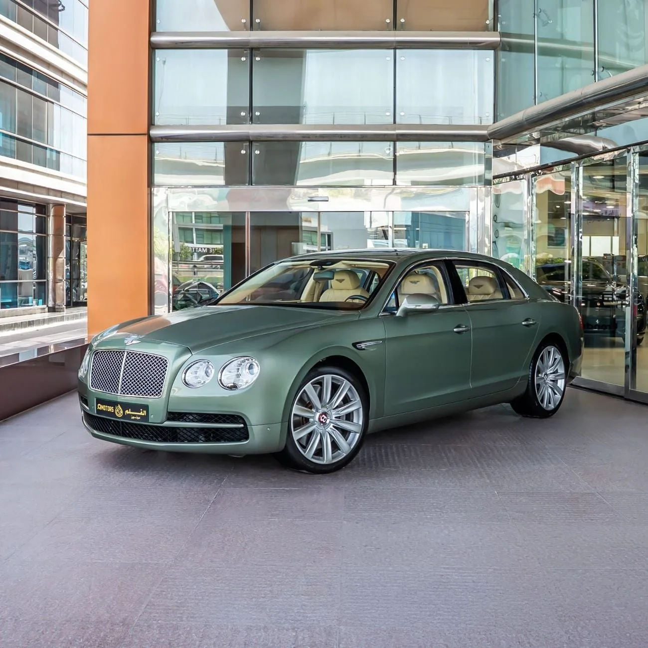 2015 Bentley Flying Spur V8 proposée par un concessionnaire spécialisé à Dubaï, Émirats arabes unis, photo principale