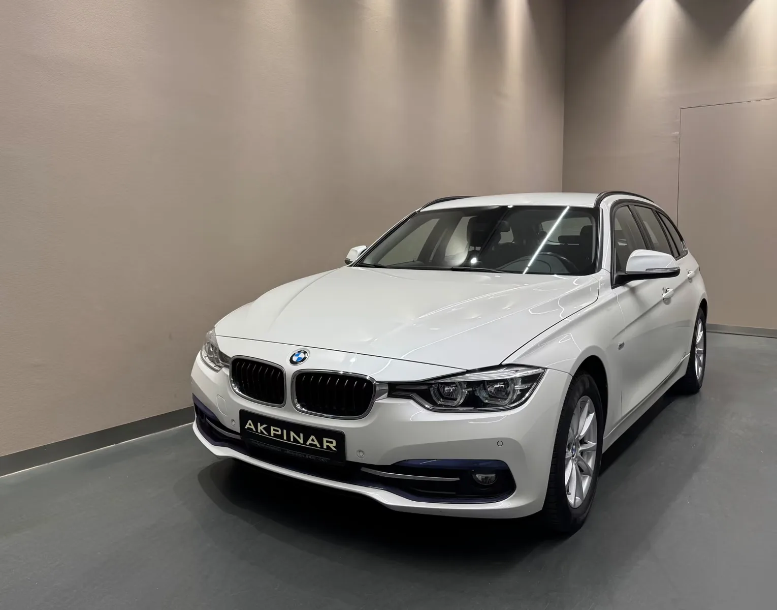 2015 BMW 320d Touring proposée par un concessionnaire spécialisé à Holzgerlingen, Allemagne, photo principale