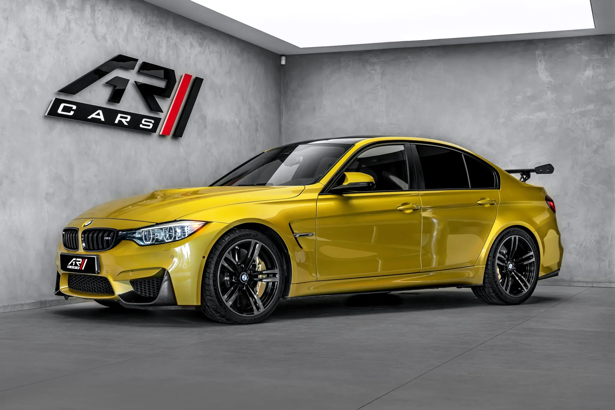 2015 BMW M3 Individual proposée par un concessionnaire spécialisé à Ostrava, Tchéquie, photo principale