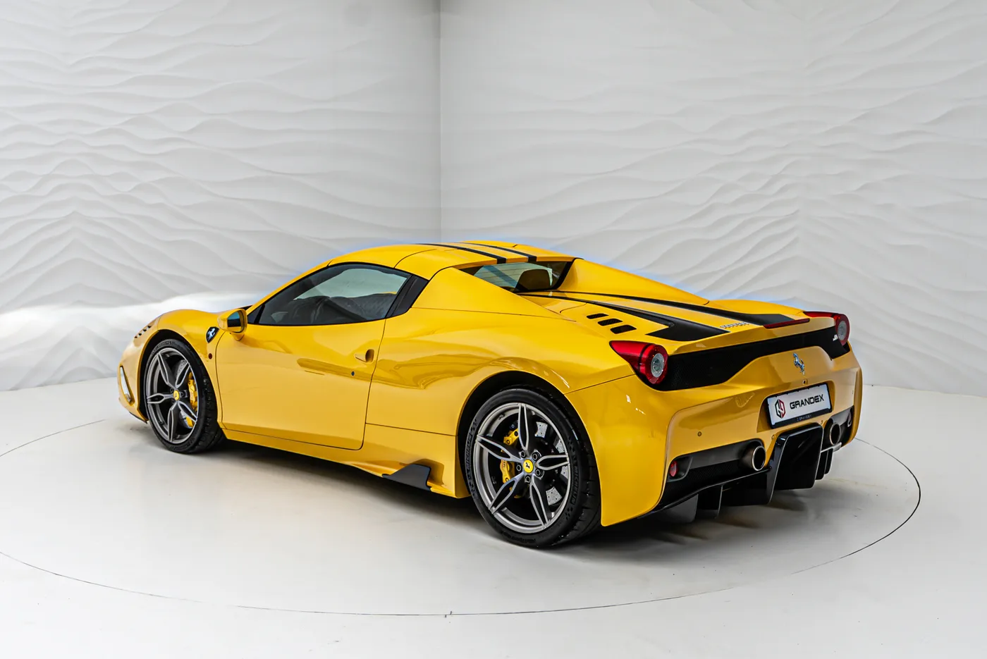 2015 Ferrari 458 Speciale A proposée par un concessionnaire spécialisé à Sengenthal, Allemagne, photo 5 sur 10