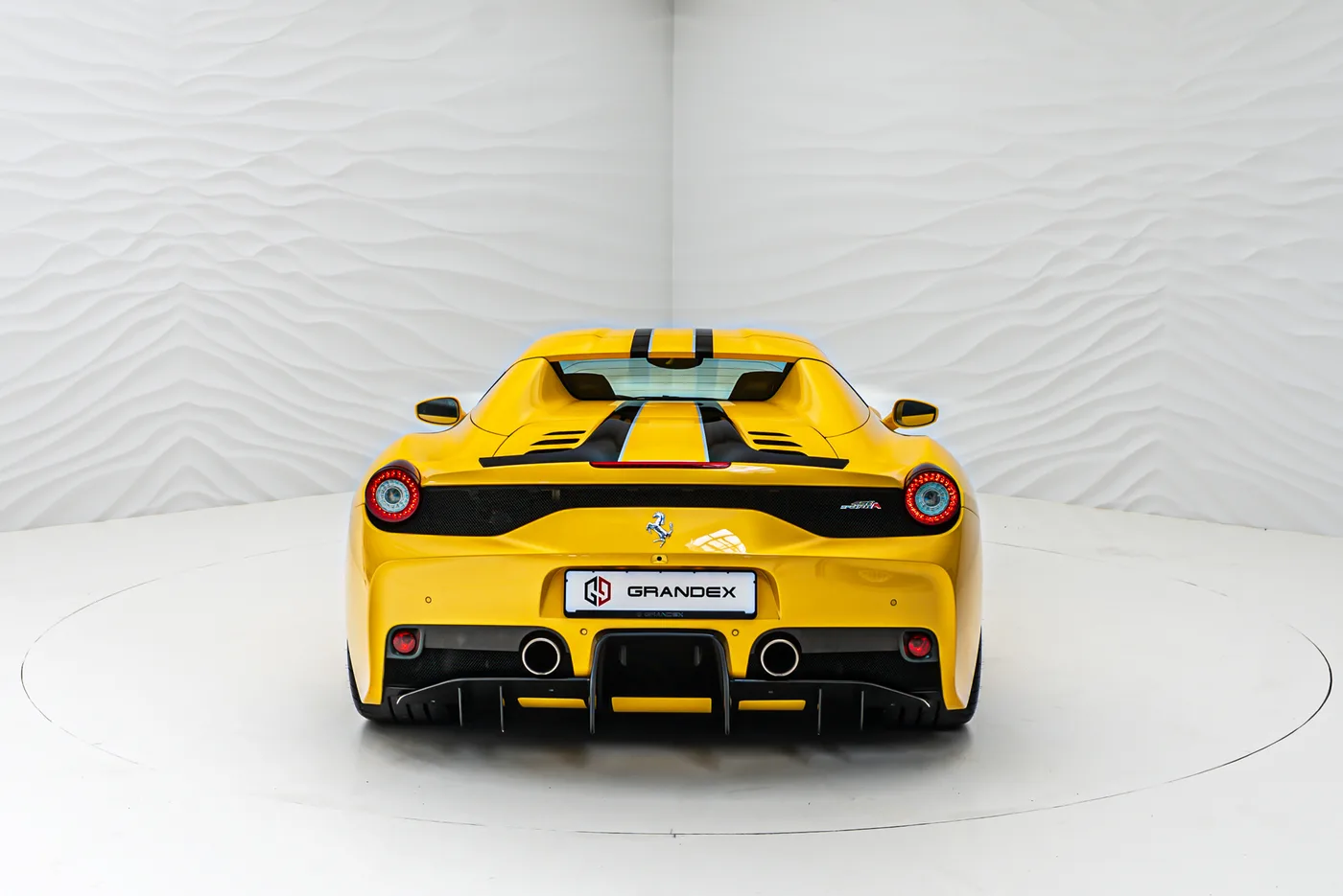 2015 Ferrari 458 Speciale A proposée par un concessionnaire spécialisé à Sengenthal, Allemagne, photo 6 sur 10