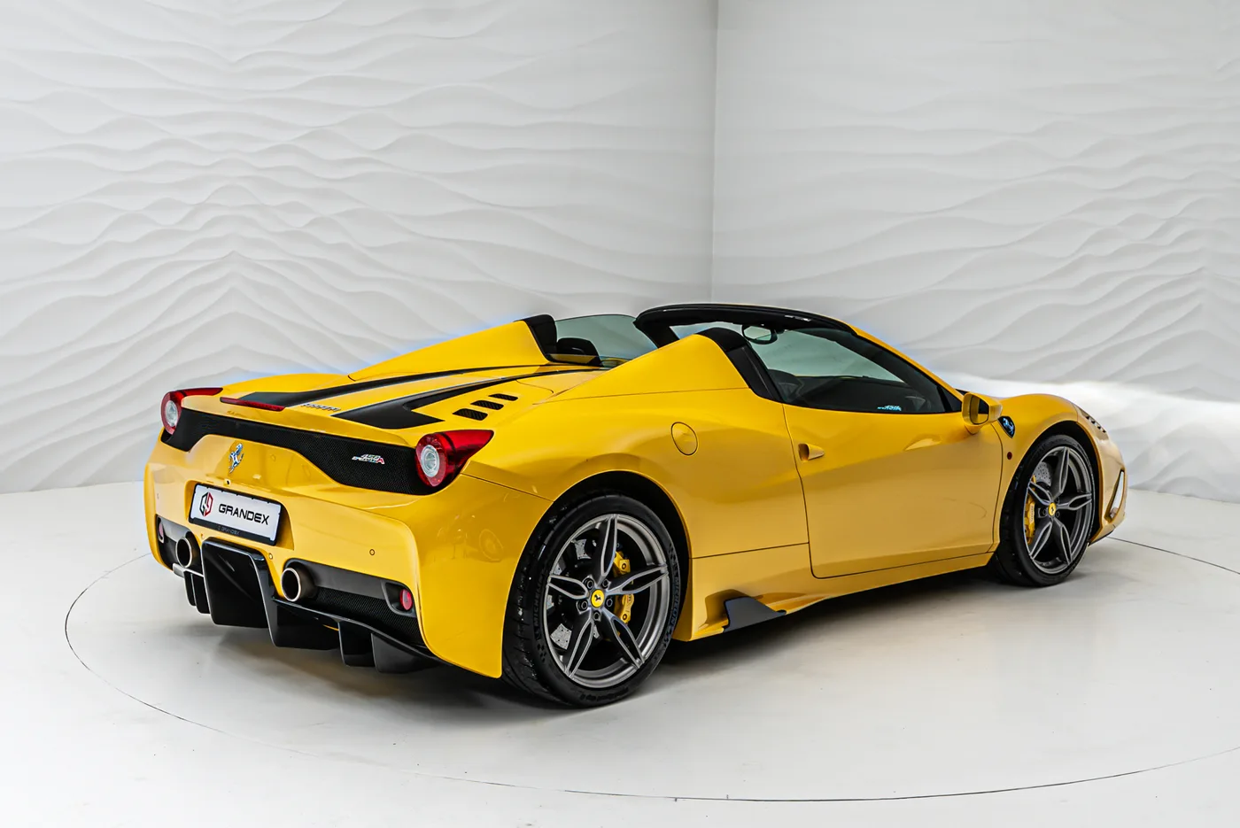 2015 Ferrari 458 Speciale A proposée par un concessionnaire spécialisé à Sengenthal, Allemagne, photo 7 sur 10