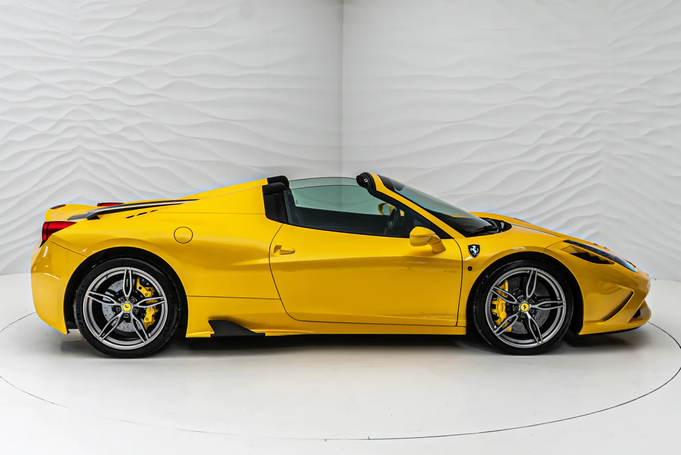 2015 Ferrari 458 Speciale A proposée par un concessionnaire spécialisé à Sengenthal, Allemagne, photo 8 sur 10