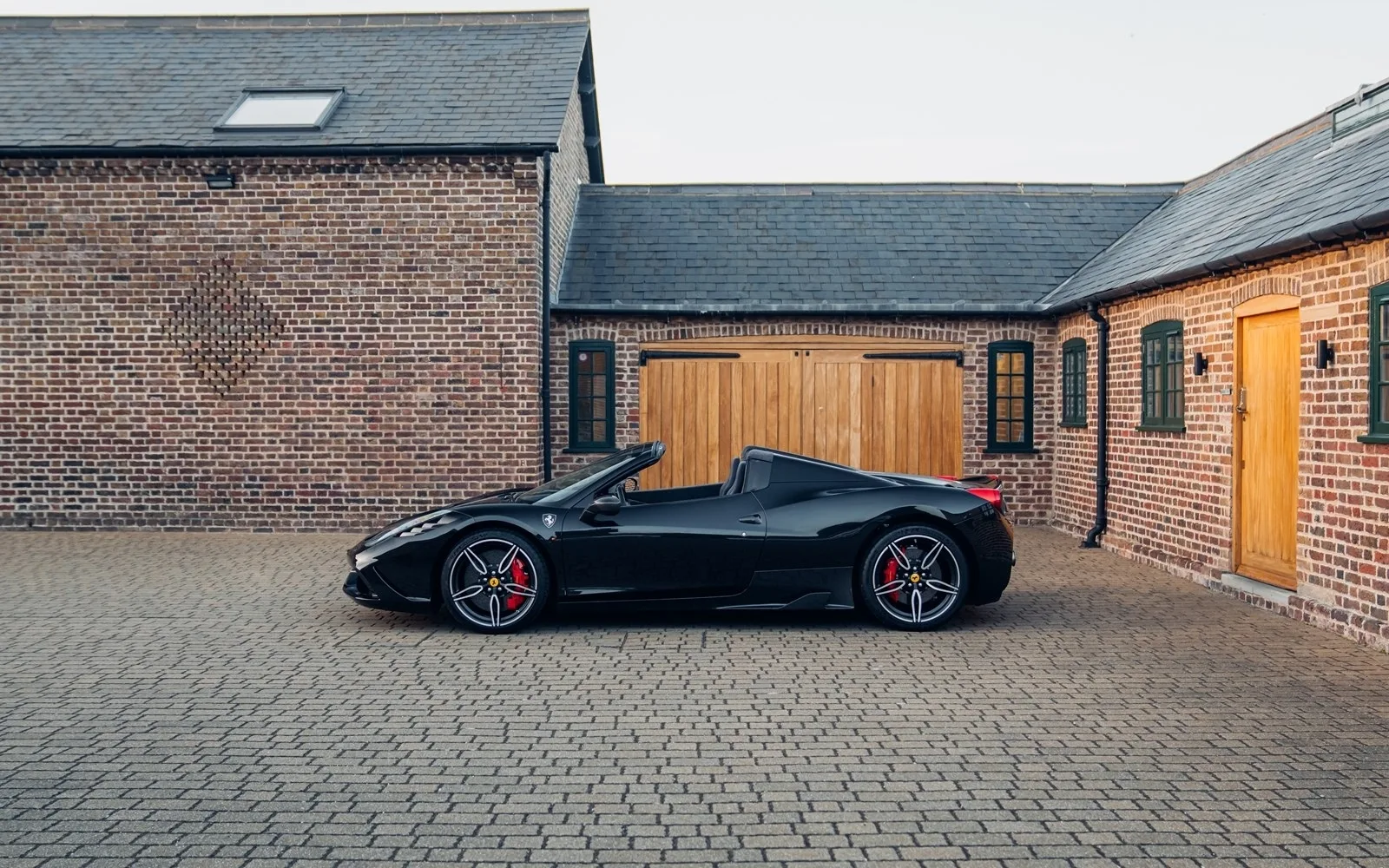 2015 Ferrari 458 Speciale Aperta proposée par un concessionnaire spécialisé à Chorleywood, Royaume-Uni, photo principale