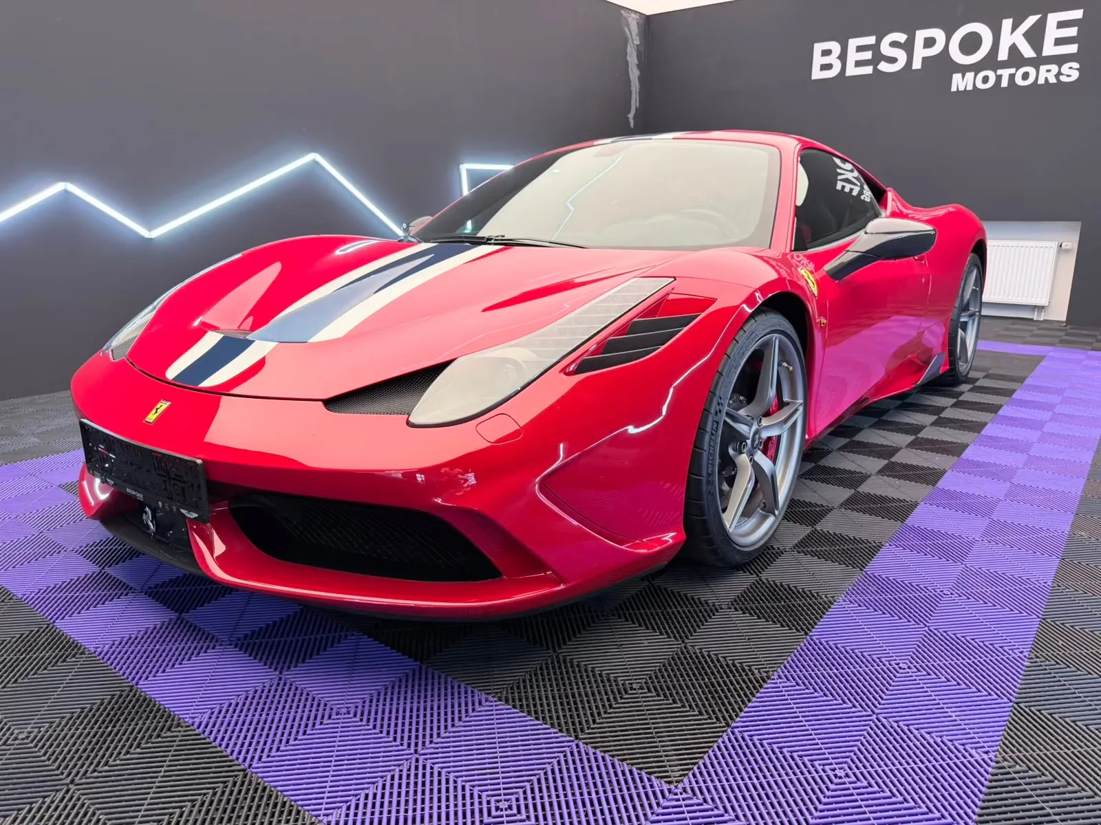 2015 Ferrari 458 Speciale proposée par un concessionnaire spécialisé à Bratislava, Slovaquie, photo principale