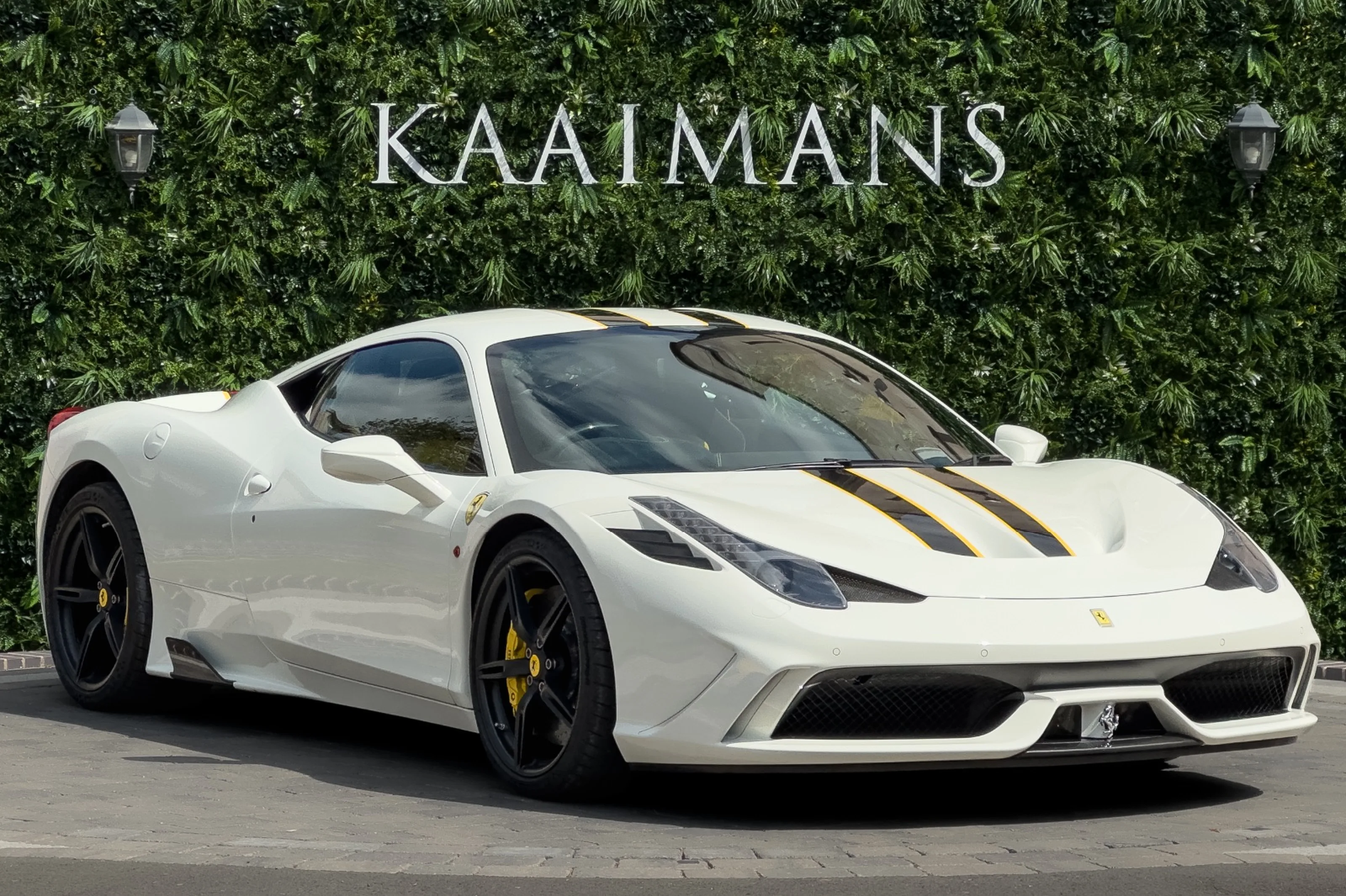 2015 Ferrari 458 Speciale proposée par un concessionnaire spécialisé à Tollerton, Royaume-Uni, photo principale