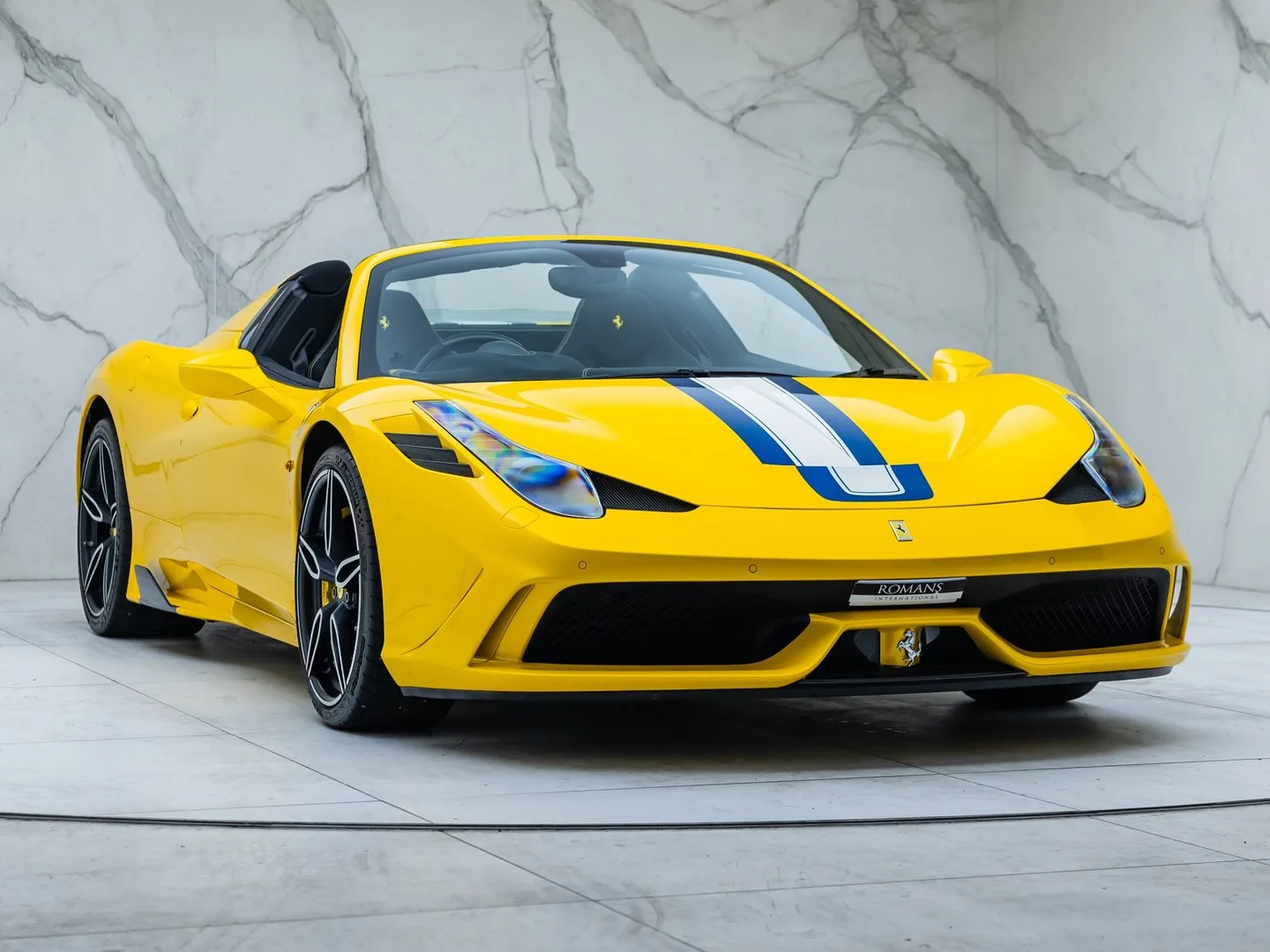 2015 Ferrari 458 Speciale Aperta proposta da un concessionario specializzato a Banstead, Regno Unito, foto principale