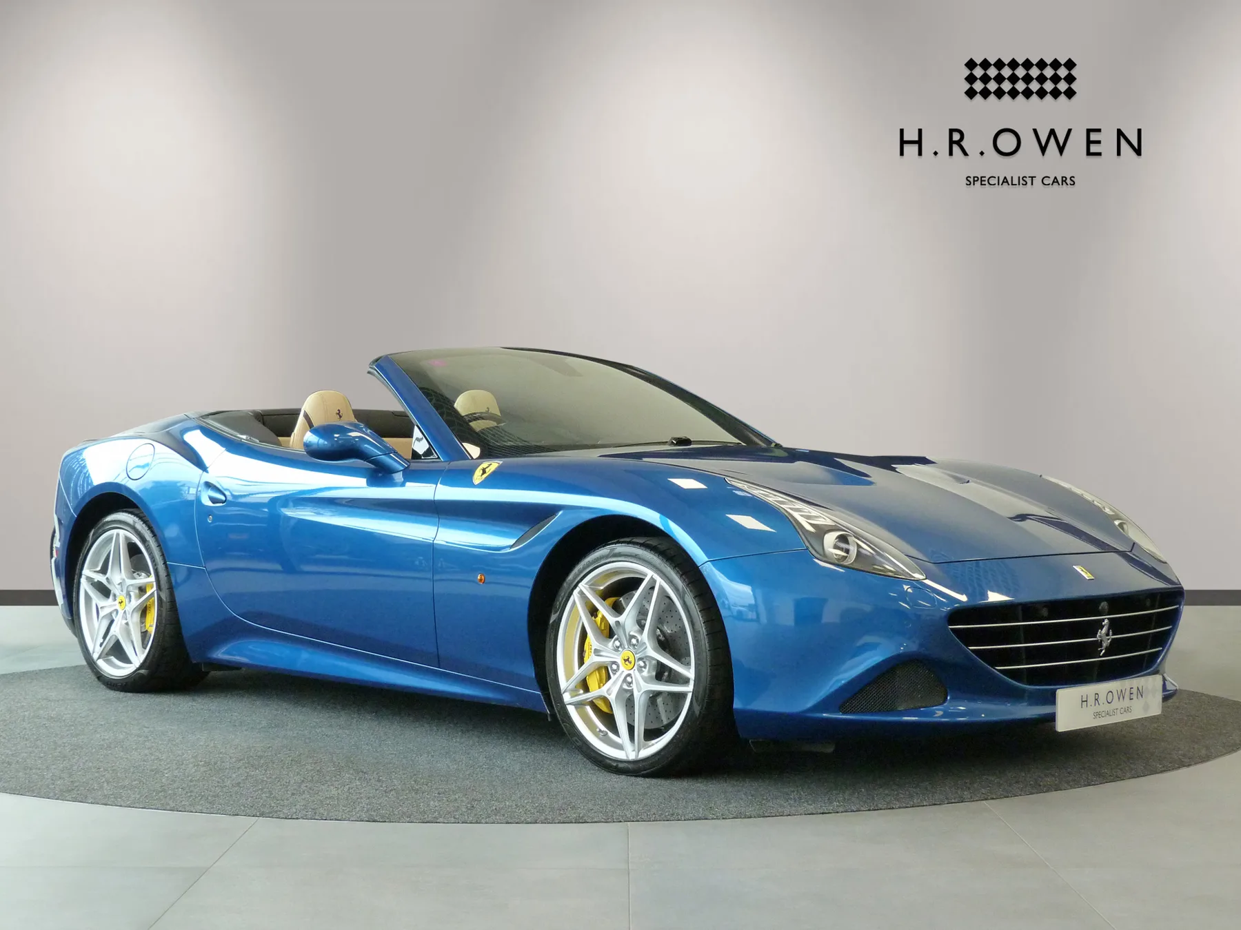2015 Ferrari California 30 proposée par un groupe de concessions agréées à Cheltenham, Royaume-Uni, photo principale