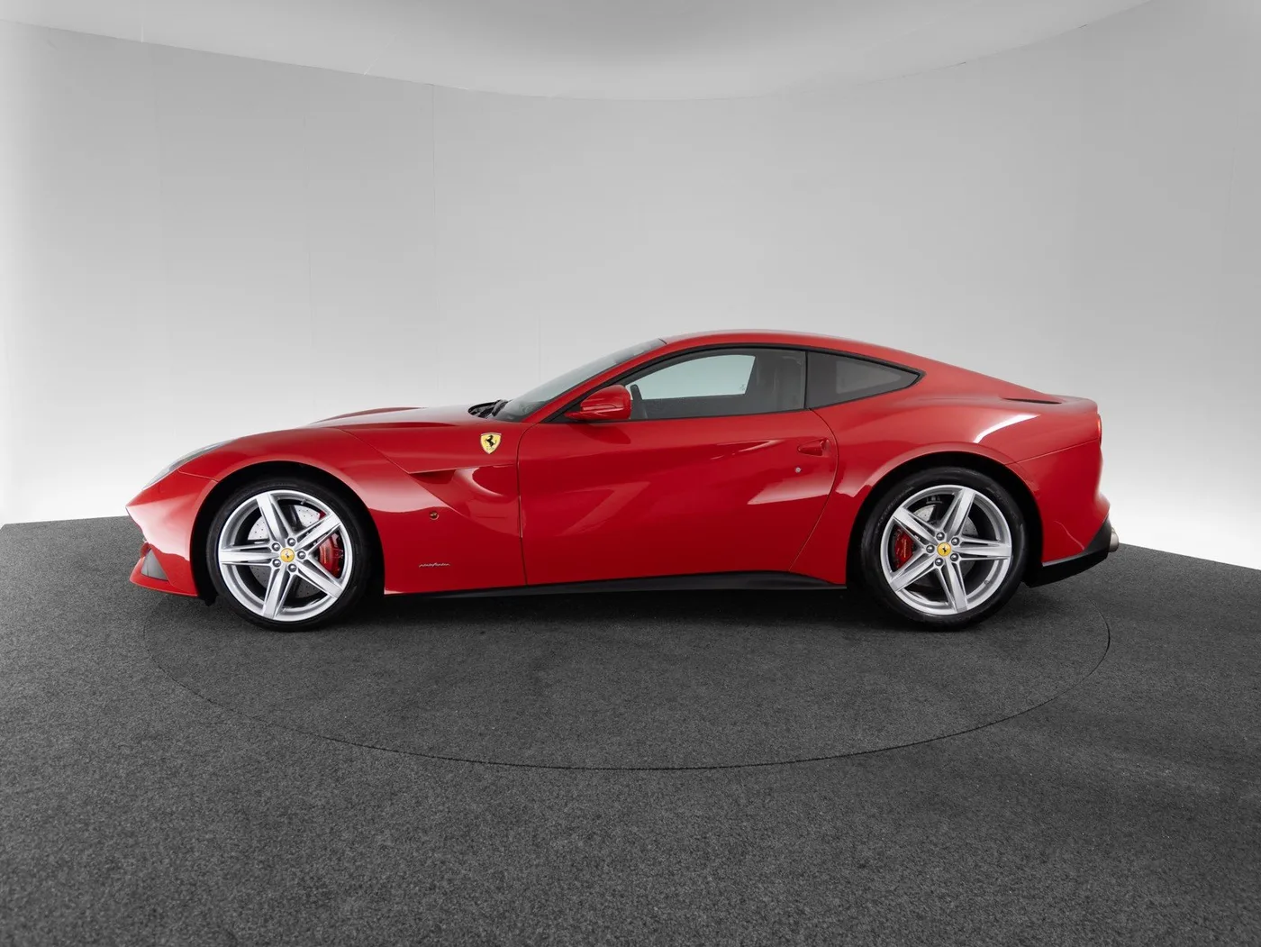 2015 Ferrari F12berlinetta proposée par un concessionnaire spécialisé à Singen, Allemagne, photo 2 sur 15