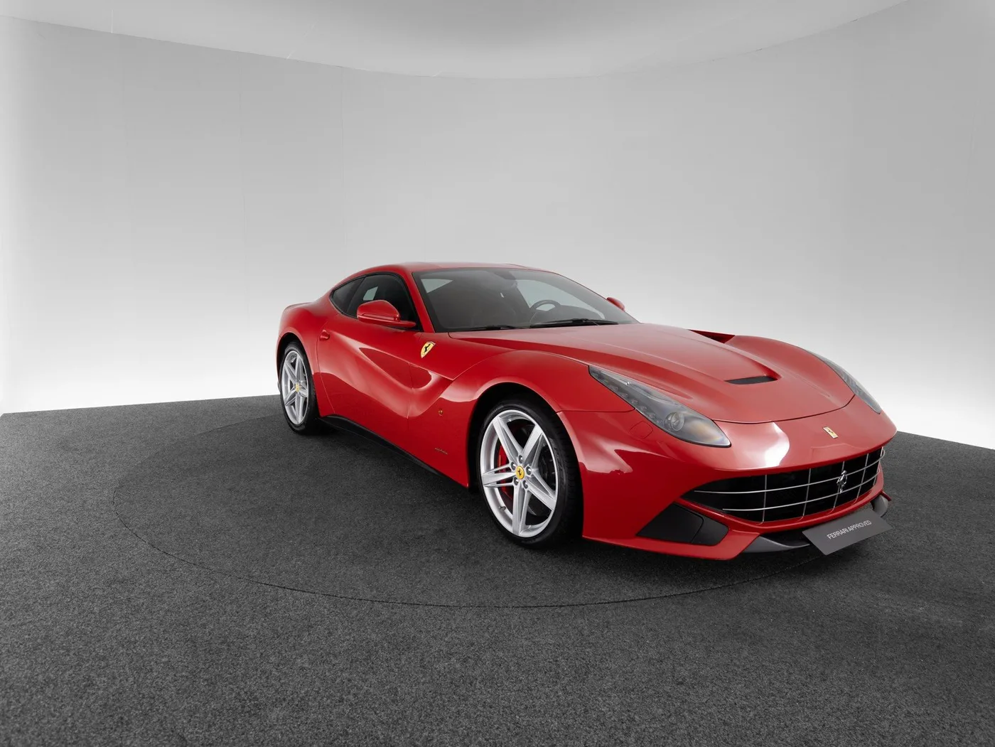 2015 Ferrari F12berlinetta proposée par un concessionnaire spécialisé à Singen, Allemagne, photo 6 sur 15