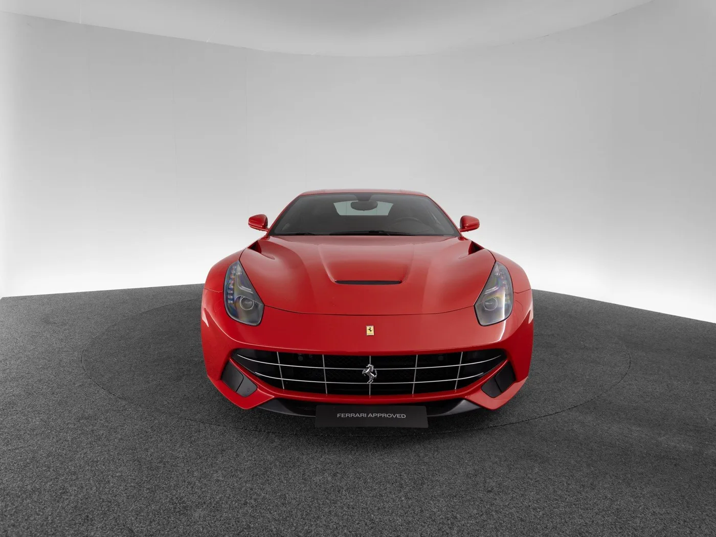 2015 Ferrari F12berlinetta proposée par un concessionnaire spécialisé à Singen, Allemagne, photo 7 sur 15