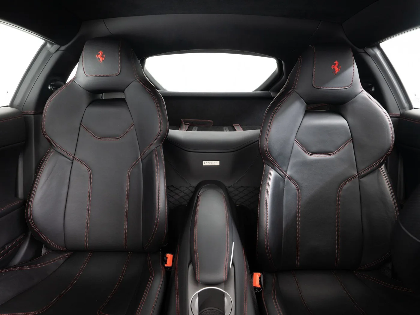 2015 Ferrari F12berlinetta proposée par un concessionnaire spécialisé à Singen, Allemagne, photo 9 sur 15