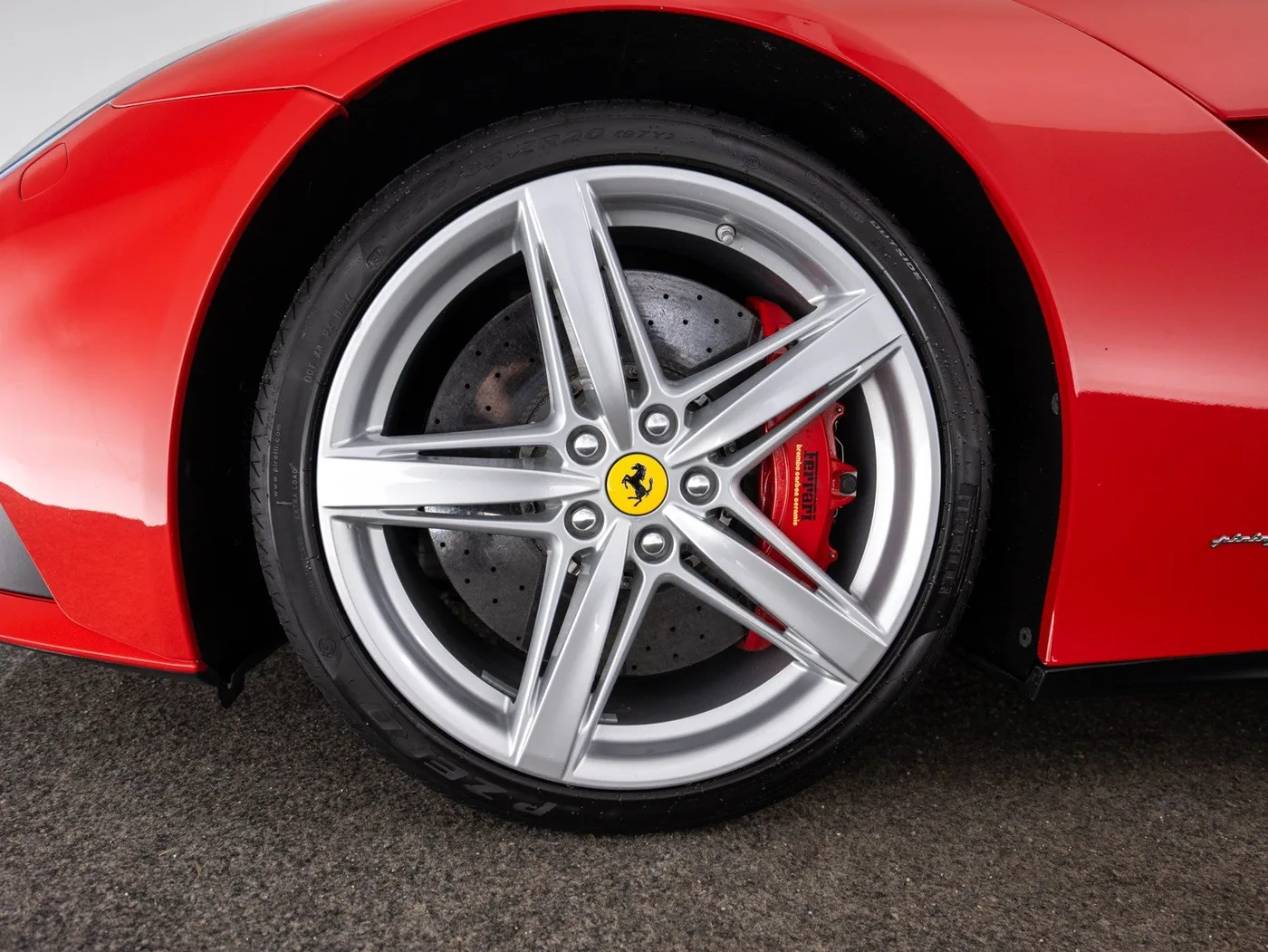 2015 Ferrari F12berlinetta proposée par un concessionnaire spécialisé à Singen, Allemagne, photo 10 sur 15