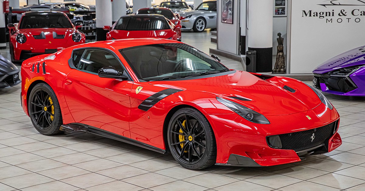 2015 Ferrari F12tdf proposée par un concessionnaire spécialisé à Milan, Italie, photo principale