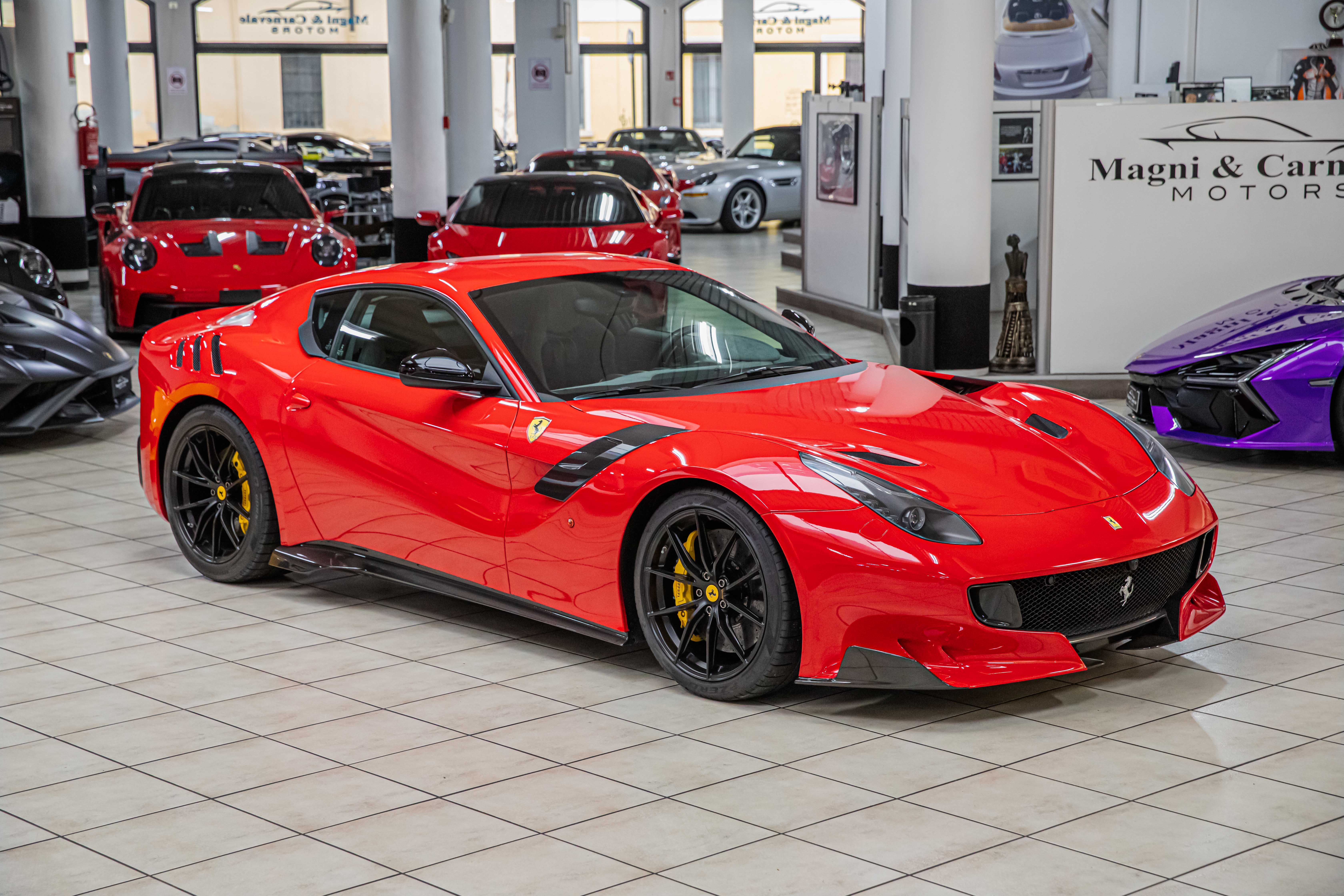 2015 Ferrari F12tdf proposée par un concessionnaire spécialisé à Milan, Italie, photo 2 sur 20