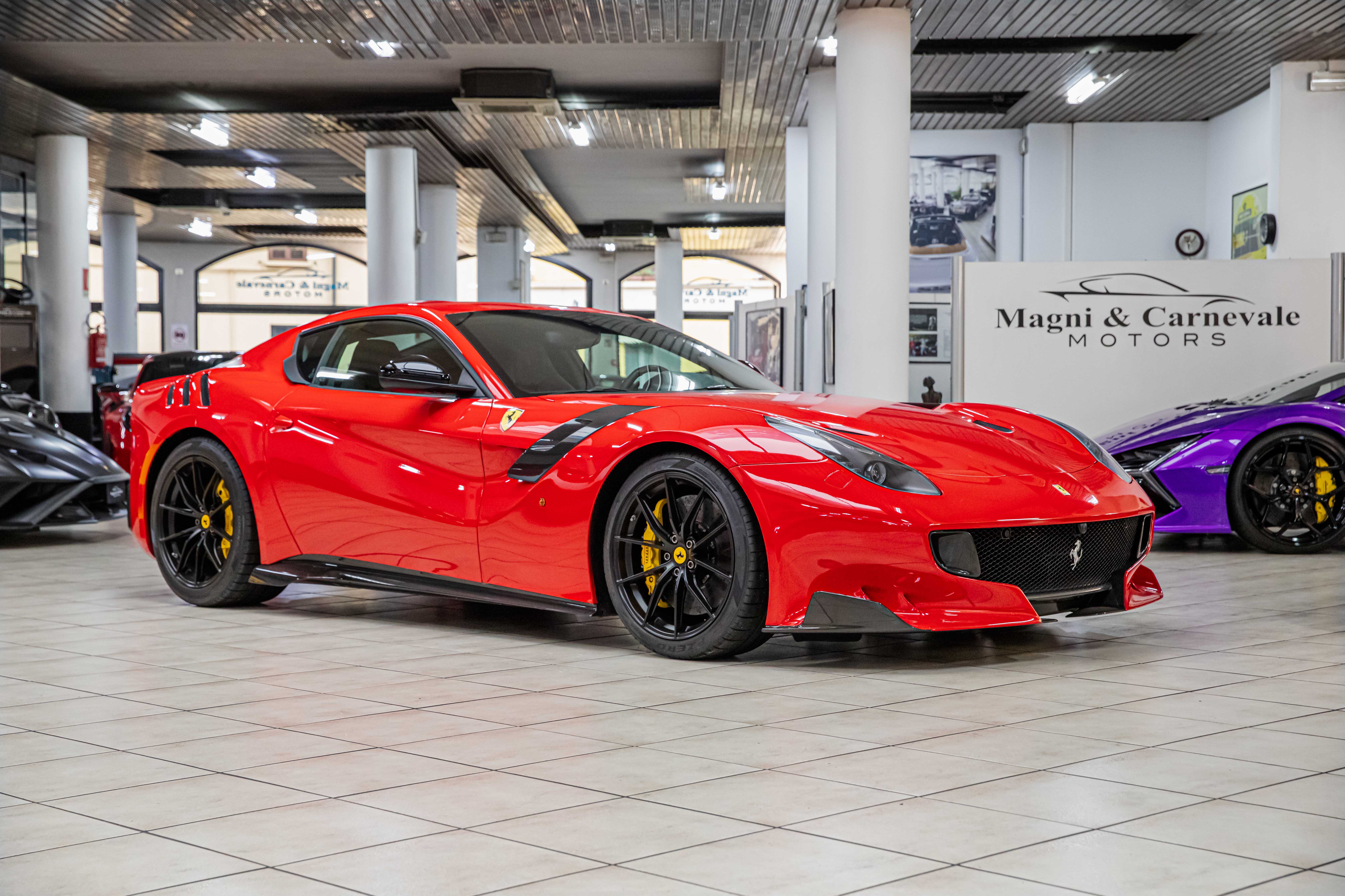 2015 Ferrari F12tdf proposée par un concessionnaire spécialisé à Milan, Italie, photo 4 sur 20