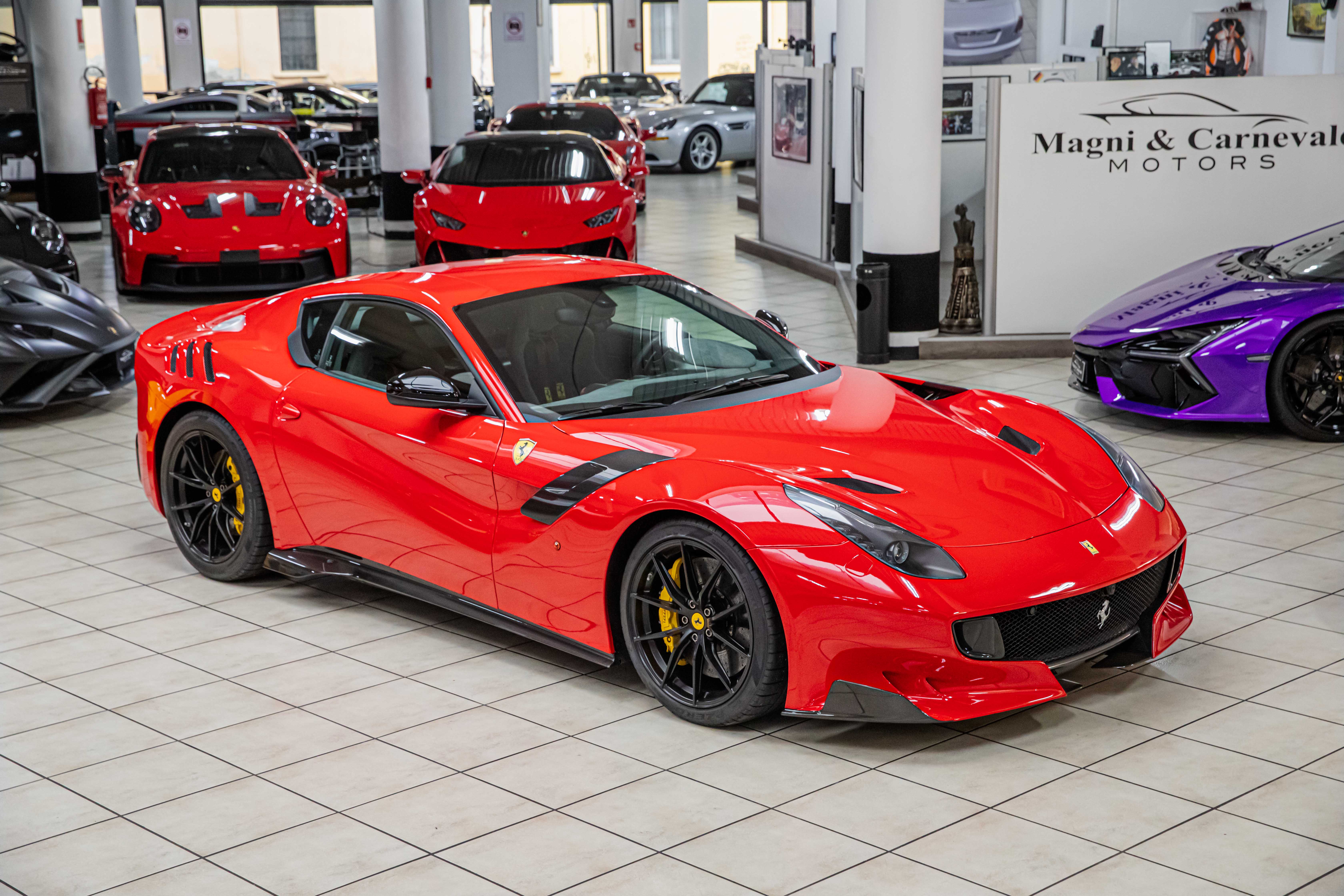 2015 Ferrari F12tdf proposée par un concessionnaire spécialisé à Milan, Italie, photo 5 sur 20