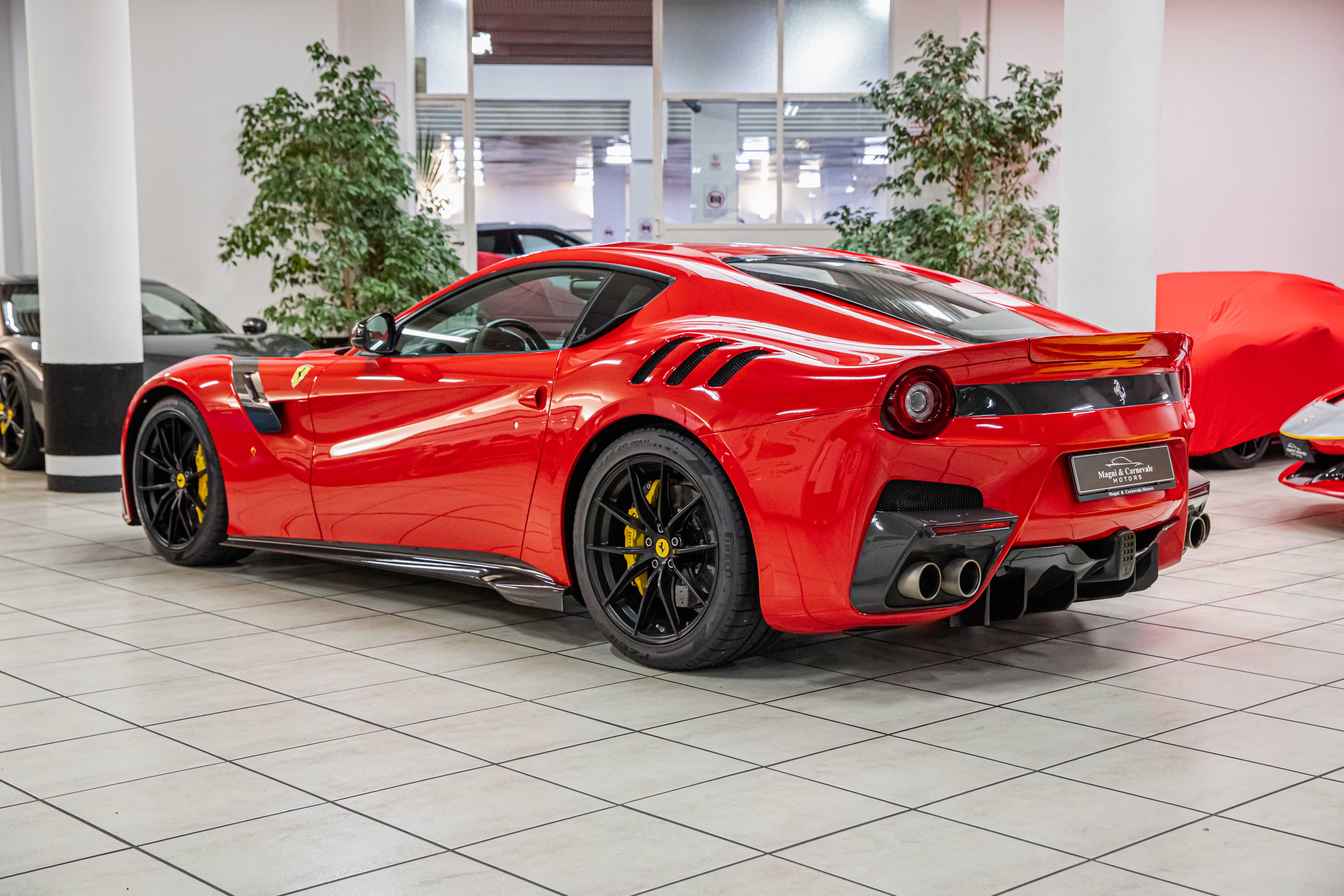 2015 Ferrari F12tdf proposée par un concessionnaire spécialisé à Milan, Italie, photo 6 sur 20