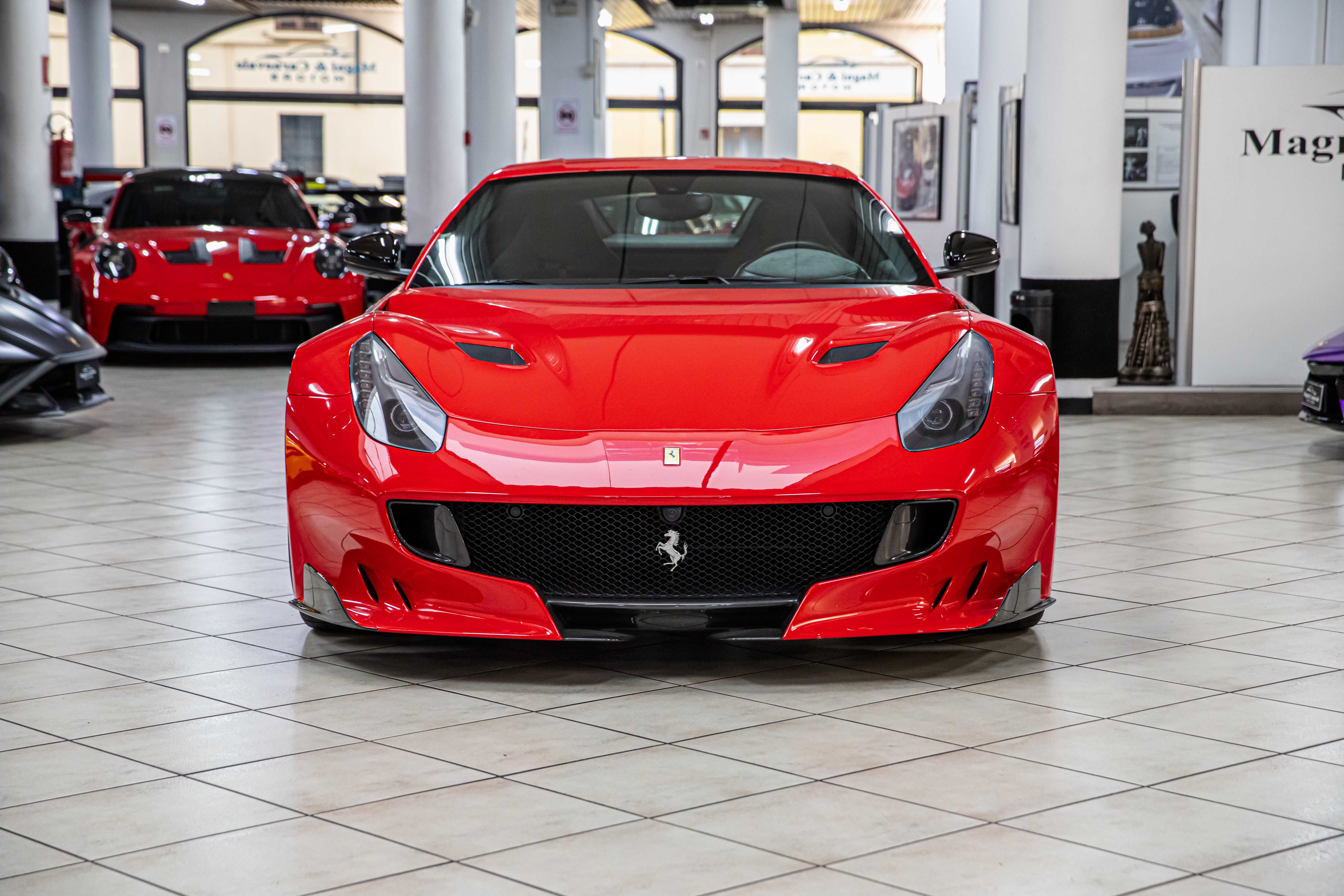 2015 Ferrari F12tdf proposée par un concessionnaire spécialisé à Milan, Italie, photo 7 sur 20