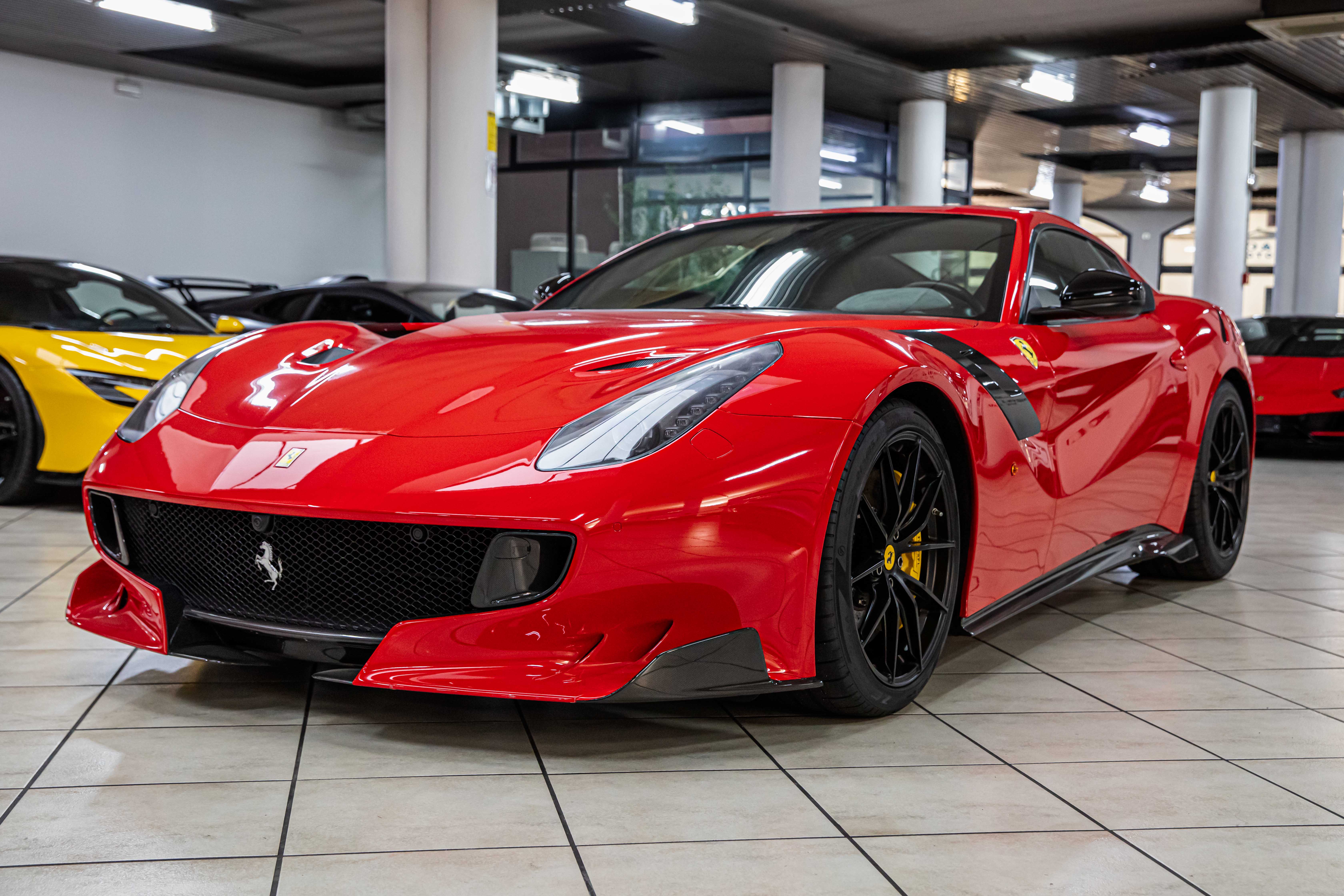 2015 Ferrari F12tdf proposée par un concessionnaire spécialisé à Milan, Italie, photo 8 sur 20