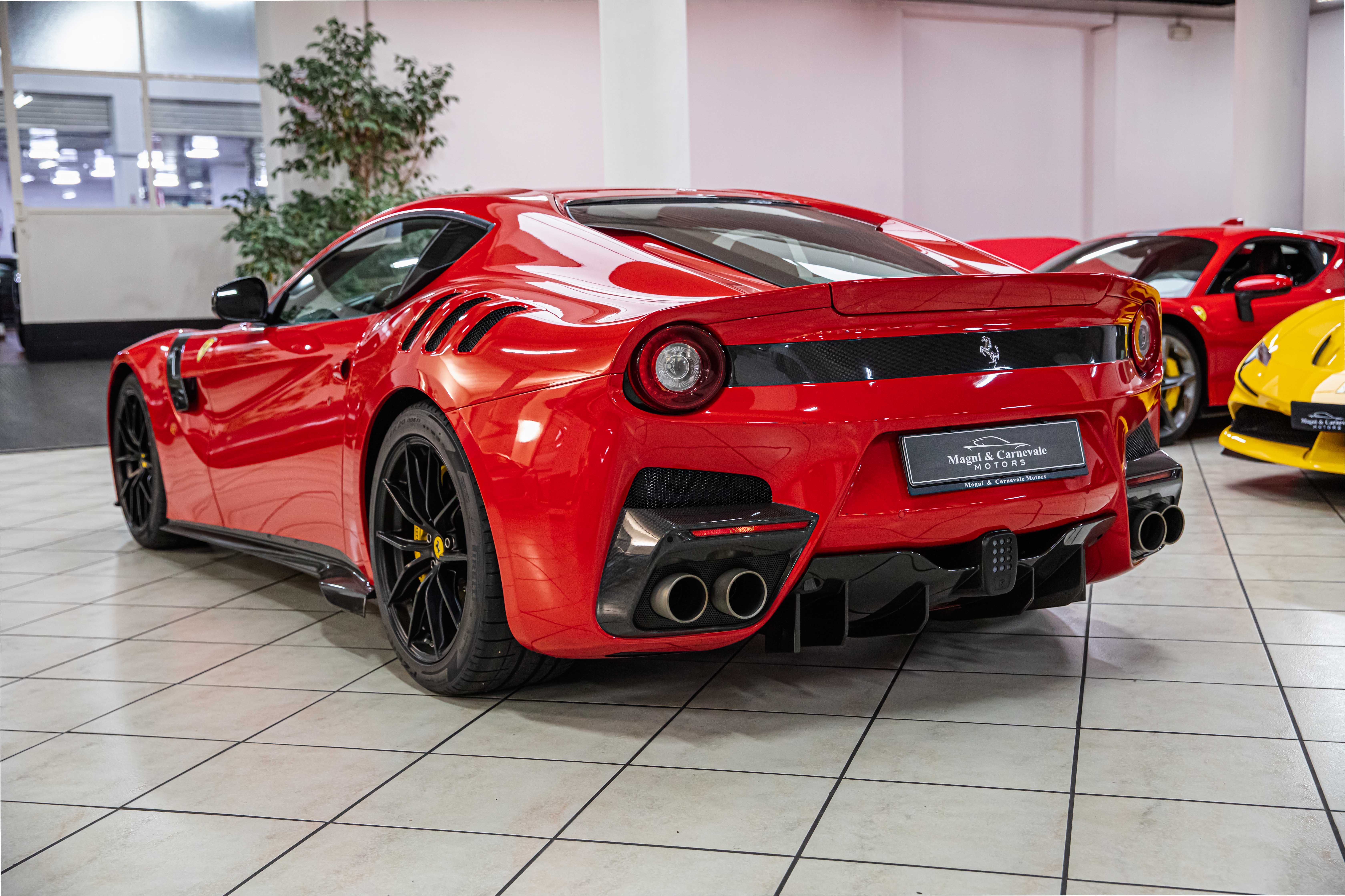 2015 Ferrari F12tdf proposée par un concessionnaire spécialisé à Milan, Italie, photo 10 sur 20
